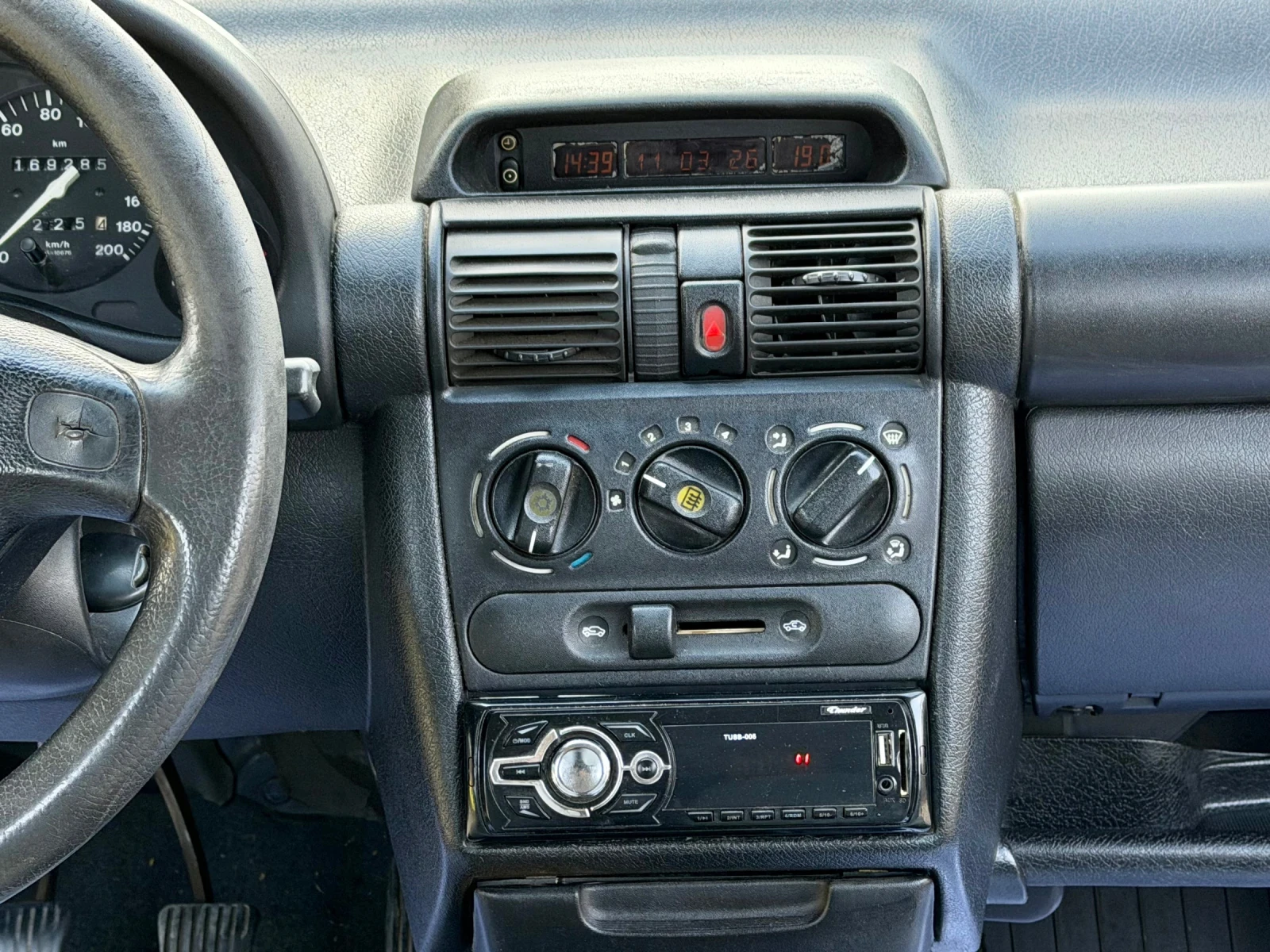 Opel Corsa 1.4 75 к.с реални 169хл км, снимка 10 - Автомобили и джипове - 53803419