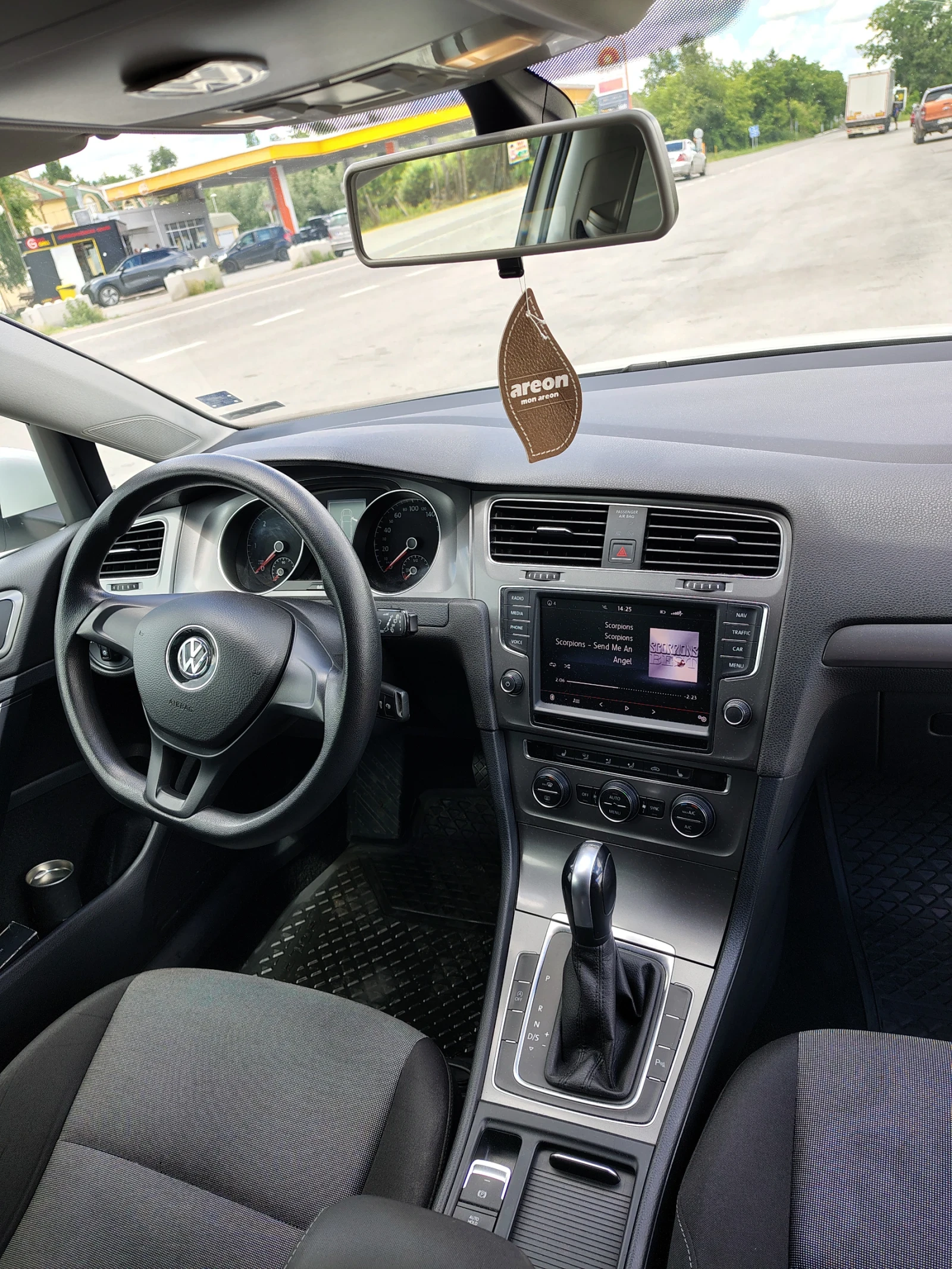 VW Golf 1.6 TDI 110hp DSG, снимка 11 - Автомобили и джипове - 54896112