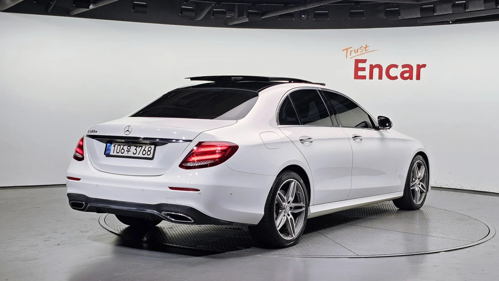 Mercedes-Benz E 350 AMG line/Head up/360 Cam/Подгрев/ПАМЕТ/ПАНОРАМА, снимка 2 - Автомобили и джипове - 55301450