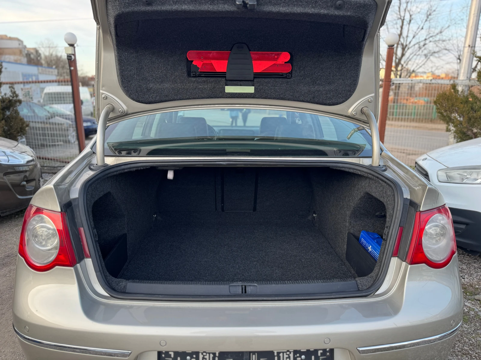 VW Passat 2.0TDI * Highline* Automatic, снимка 11 - Автомобили и джипове - 53780364