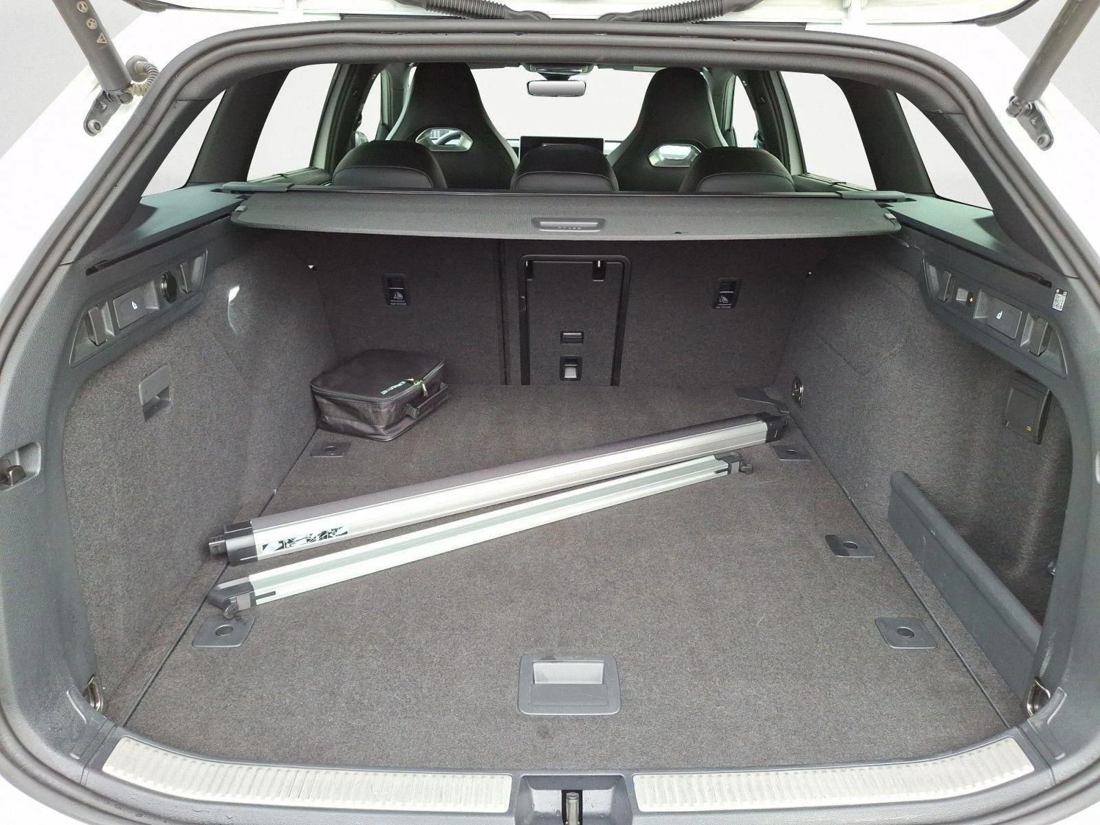 VW Passat 2.0 TDI 4-MOTION R-LINE BLACK STYLE 360 IQ-MATRIX , снимка 10 - Автомобили и джипове - 54487691