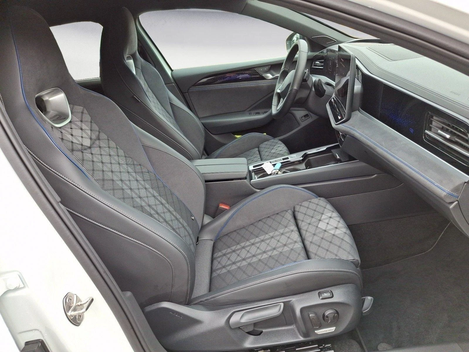VW Passat 2.0 TDI 4-MOTION R-LINE BLACK STYLE 360 IQ-MATRIX , снимка 7 - Автомобили и джипове - 54487691