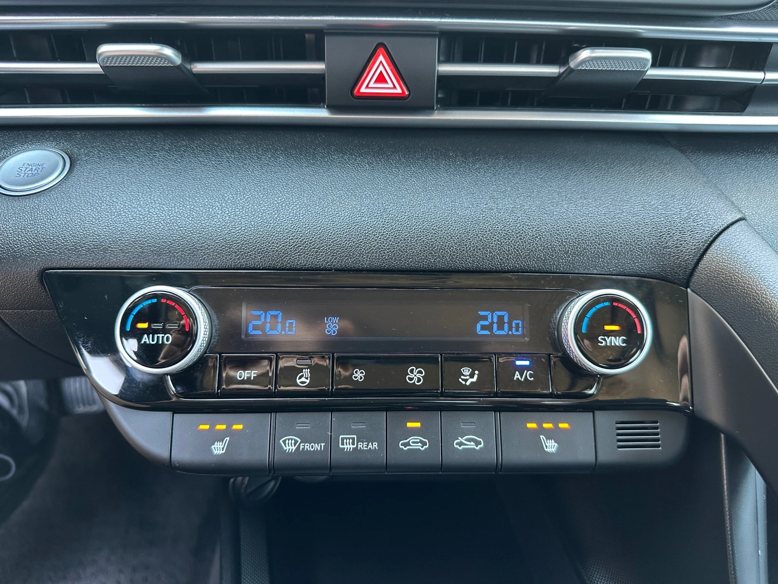 Hyundai Elantra 2.0 MPi, Автоматик 8 ст., ПОДГРЯВАНЕ, КЛИМАТРОНИК,, снимка 12 - Автомобили и джипове - 54543892