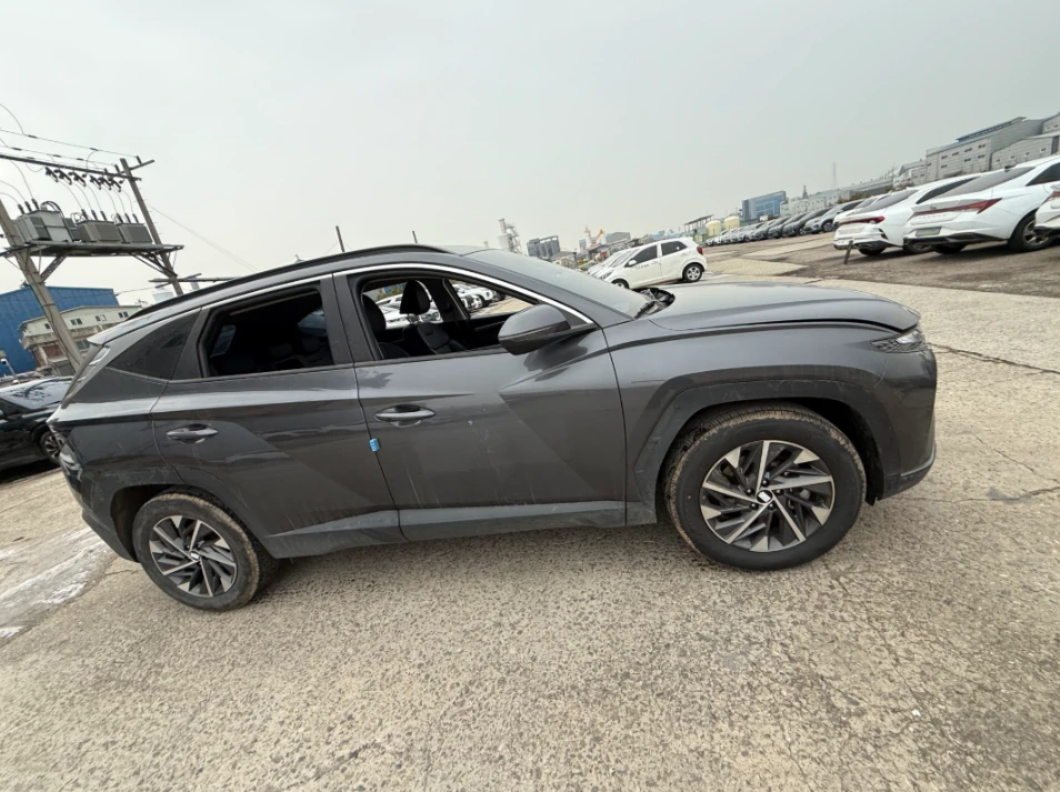 Hyundai Tucson 2.0 CRDI 4x4 - OЧАКВАН ВНОС, снимка 3 - Автомобили и джипове - 54609856