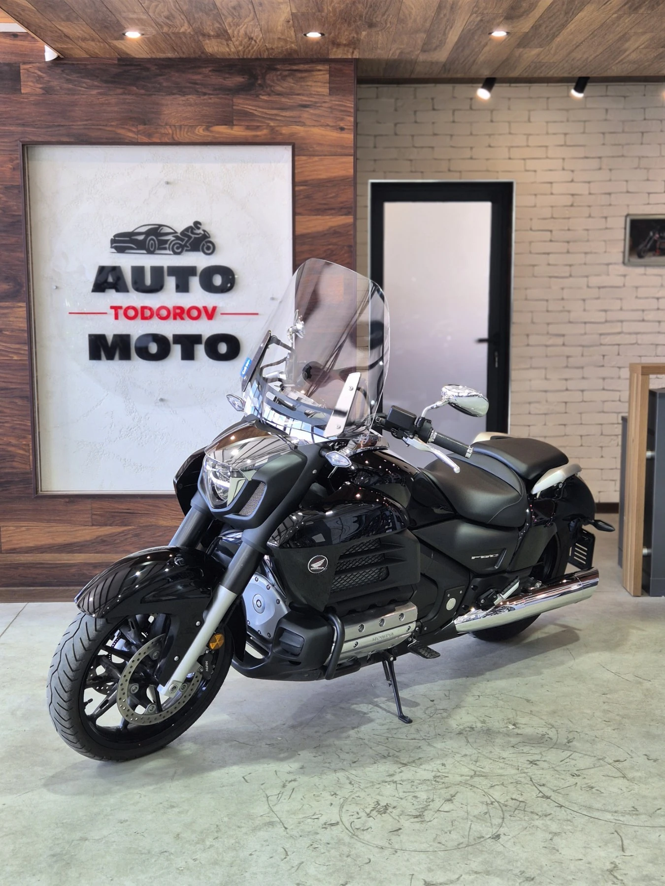 Honda Valkyrie GL 1800 C  10 000km TOP!! Нов внос от Швейцария!!!, снимка 2 - Мотоциклети и мототехника - 55500536