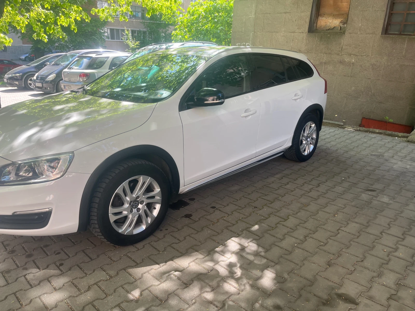 Volvo V60 Cross Country 2.0 D3 - изображение 4
