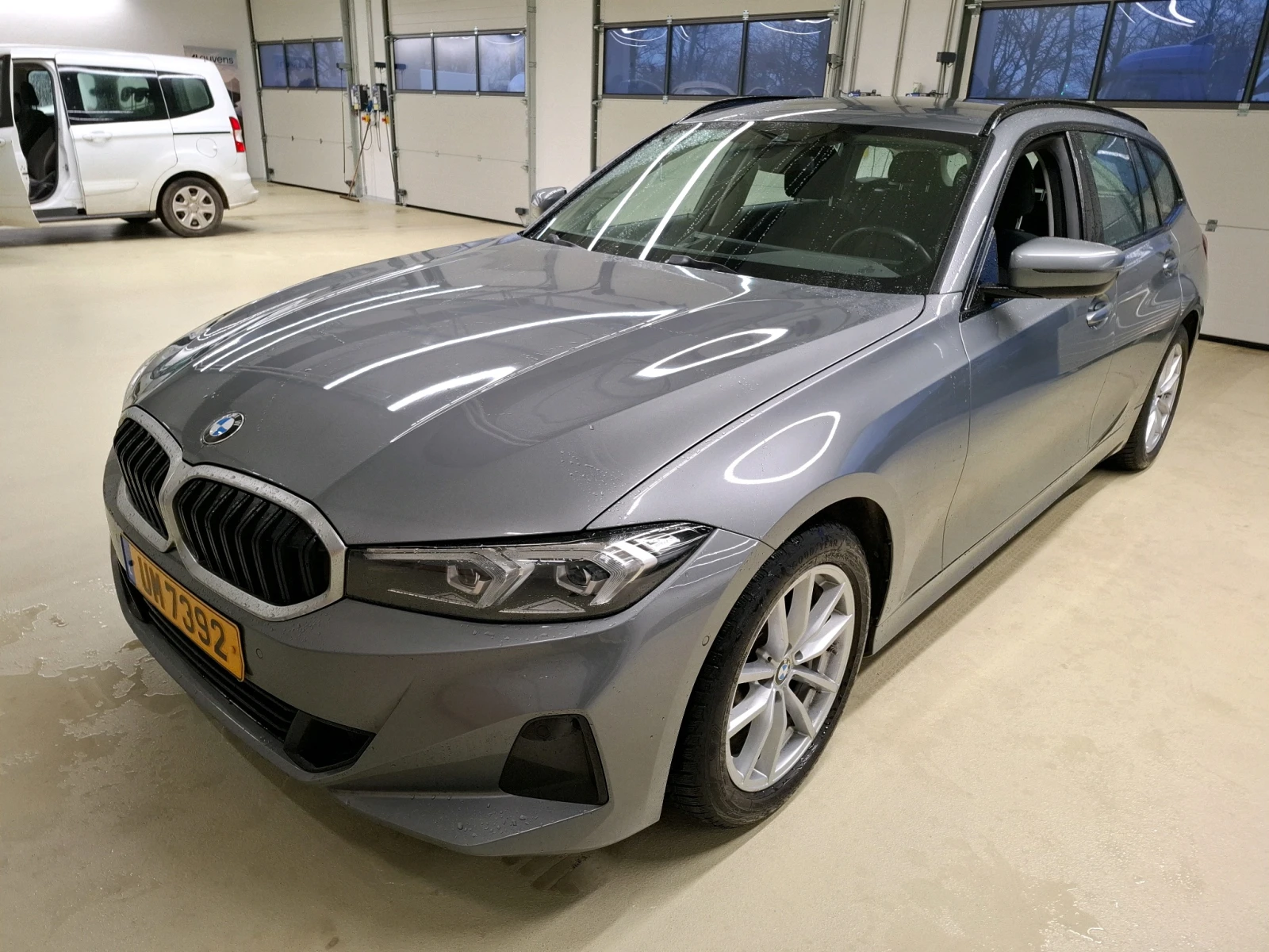 BMW 330 Touring 330d Lounge, снимка 2 - Автомобили и джипове - 54066295