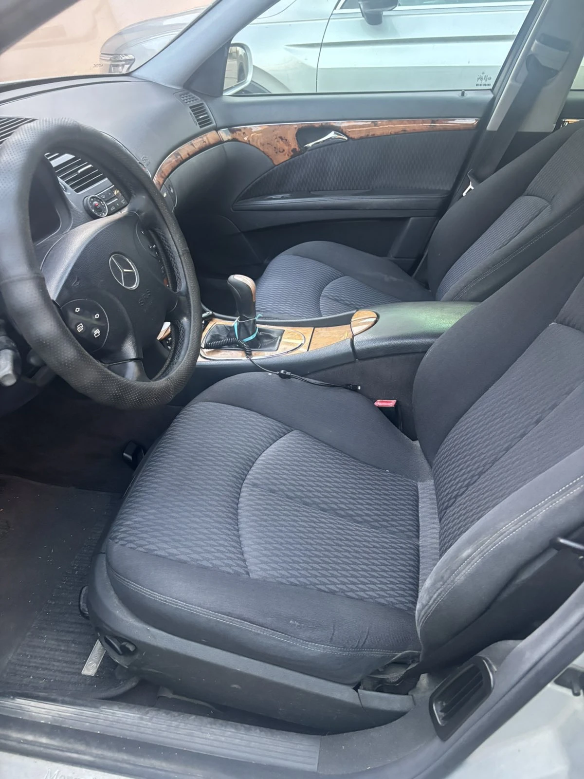 Mercedes-Benz E 220, снимка 4 - Автомобили и джипове - 56248005