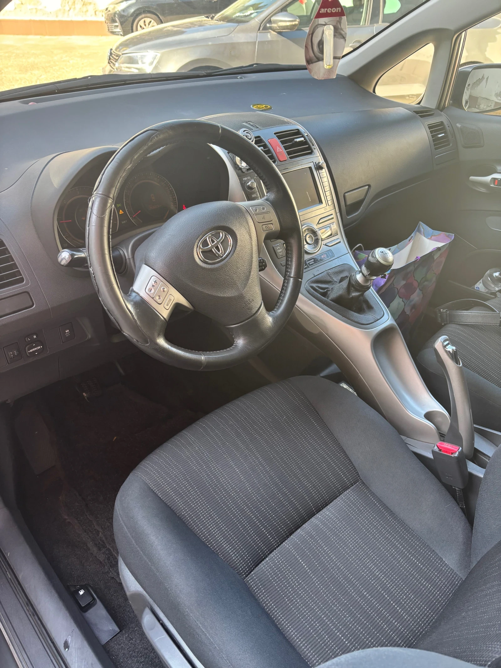 Toyota Auris, снимка 9 - Автомобили и джипове - 56643417