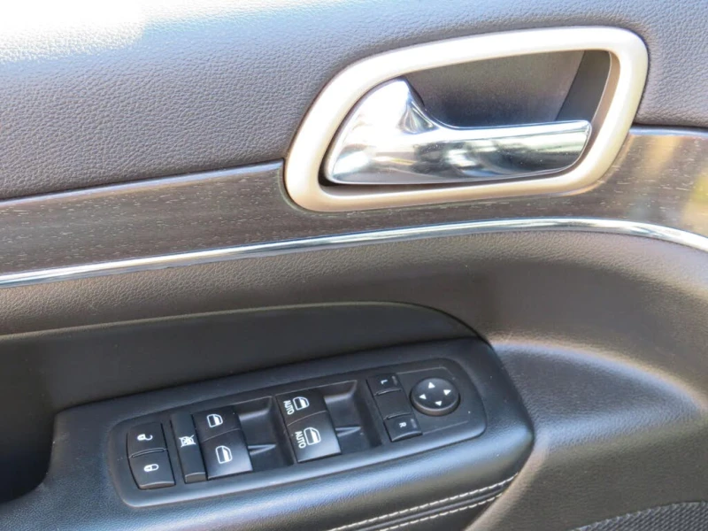 Jeep Grand cherokee LIMITED* 3.6* V6* 8ZF* ПОДГРЕВ* КАМЕРА* КЕЙЛЕС, снимка 9 - Автомобили и джипове - 53433221