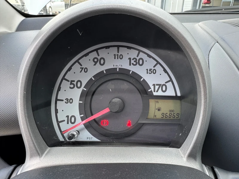 Toyota Aygo 1.0 VVT - 5 ВРАТИ - 96.000 км!!!, снимка 10 - Автомобили и джипове - 52003198