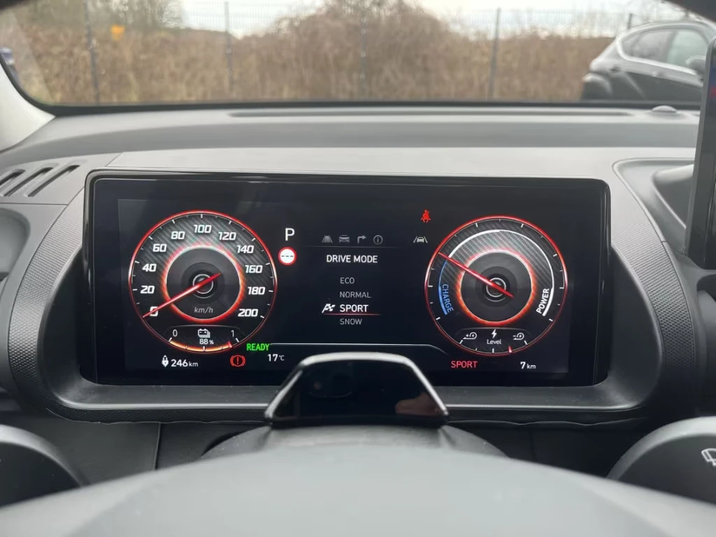 Hyundai Inster EV/42kWh/97HP/SELECT/CAM/NAVI/ACC/CPALY/KLESS/960g, снимка 11 - Автомобили и джипове - 53914344