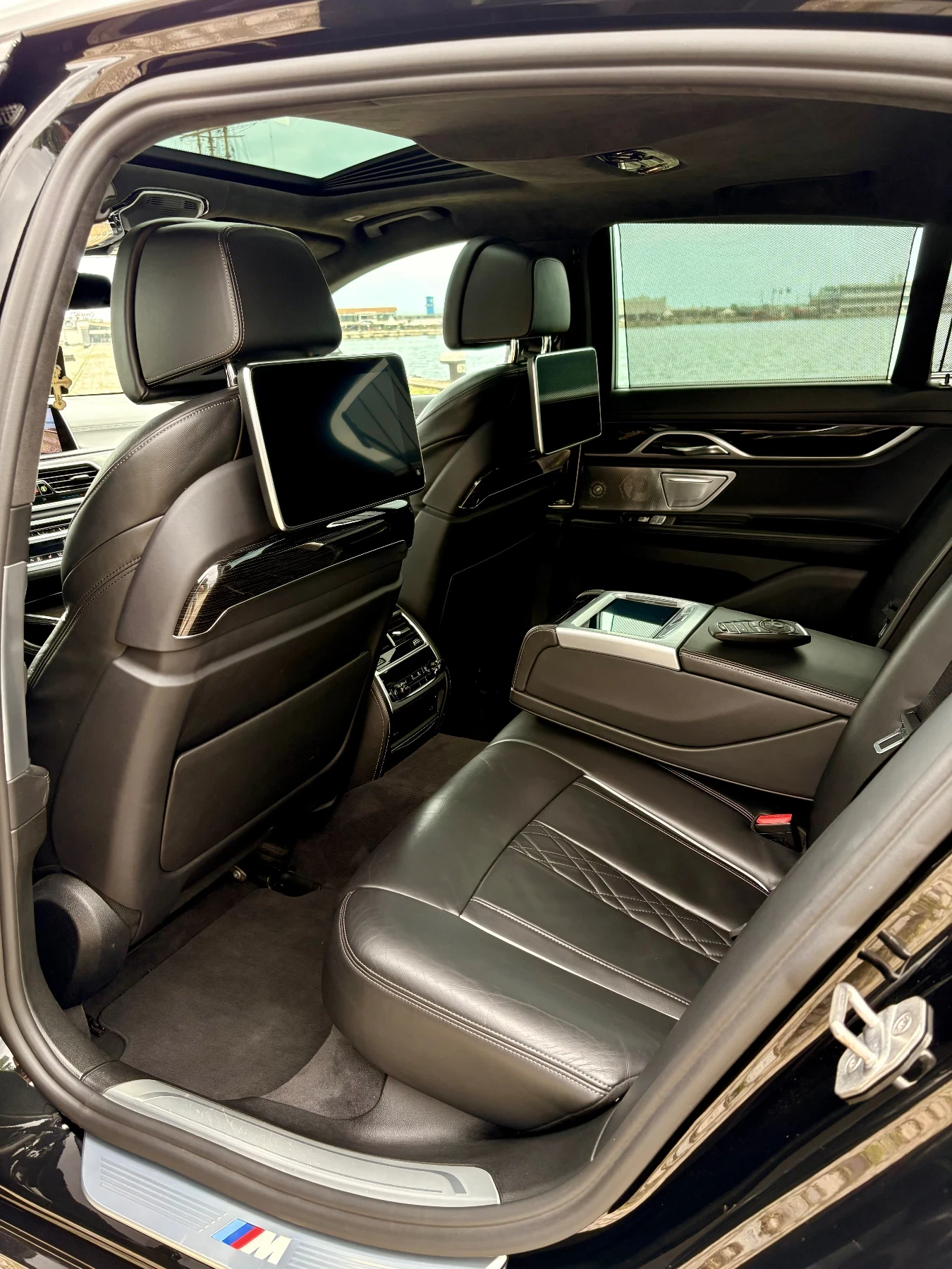 BMW 740 BMW 740D M-SPORT B&W 360* 3xTV , снимка 4 - Автомобили и джипове - 54703746