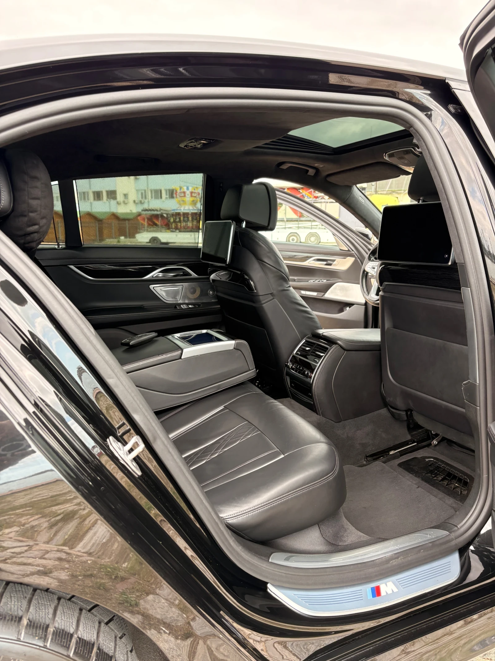BMW 740 BMW 740D M-SPORT B&W 360* 3xTV , снимка 5 - Автомобили и джипове - 54703746