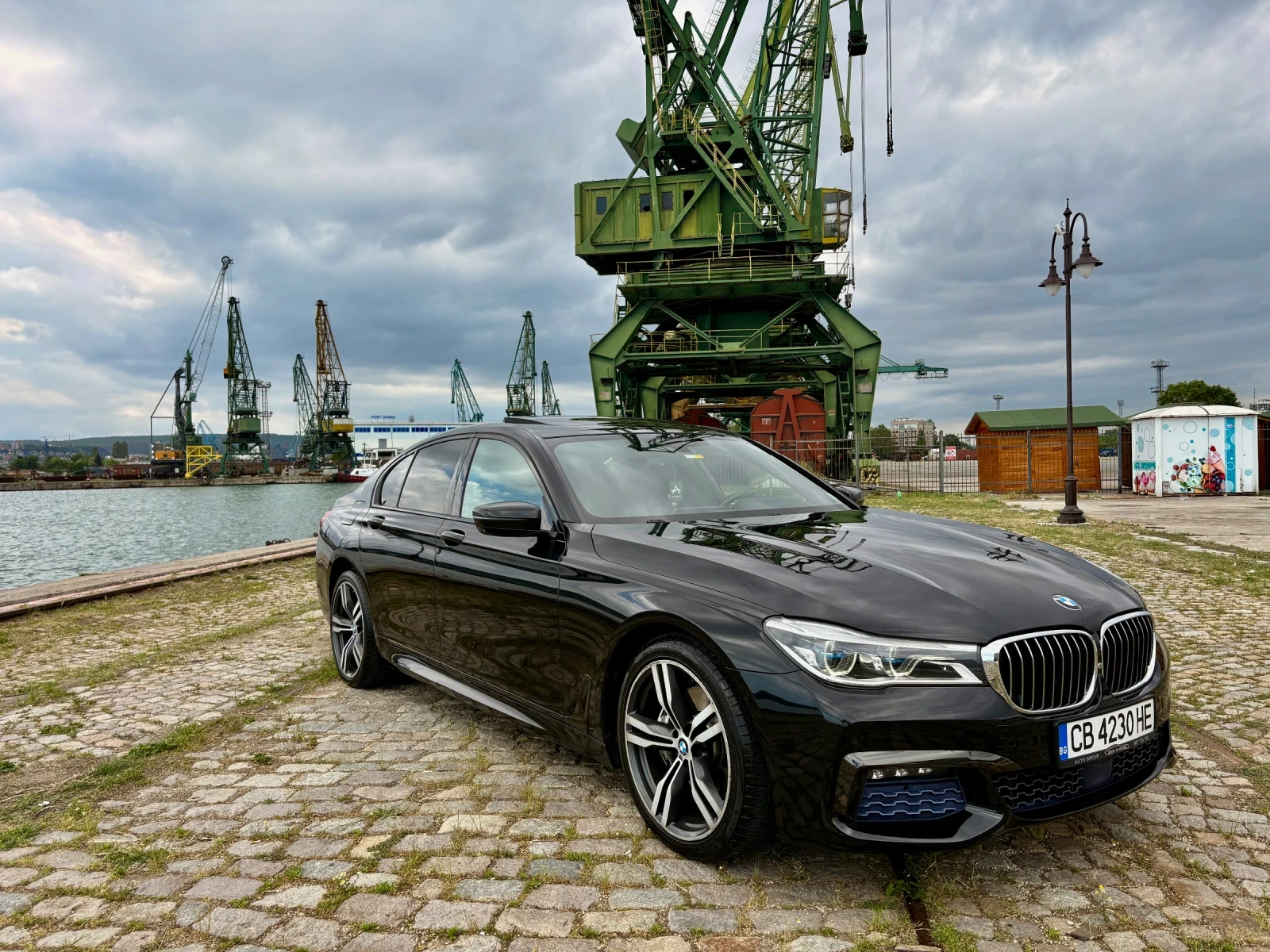BMW 740 BMW 740D M-SPORT B&W 360* 3xTV , снимка 2 - Автомобили и джипове - 54703746