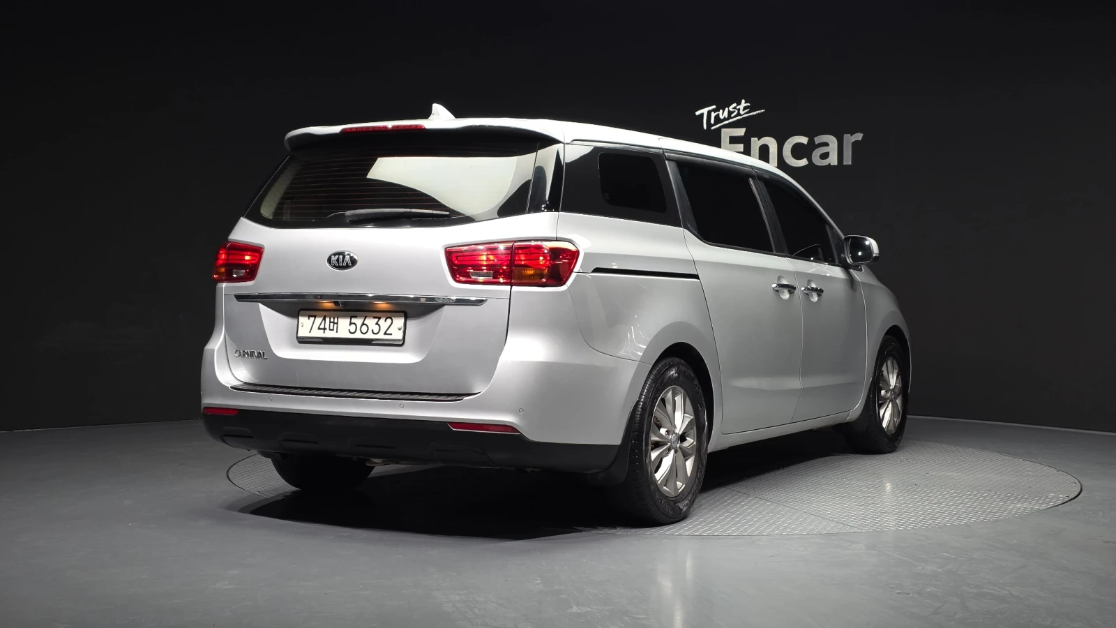 Kia Carnival DELUXE 2.2* ПОДГРЕВ СЕДАЛКИ * hellascars.bg * , снимка 2 - Автомобили и джипове - 55596358