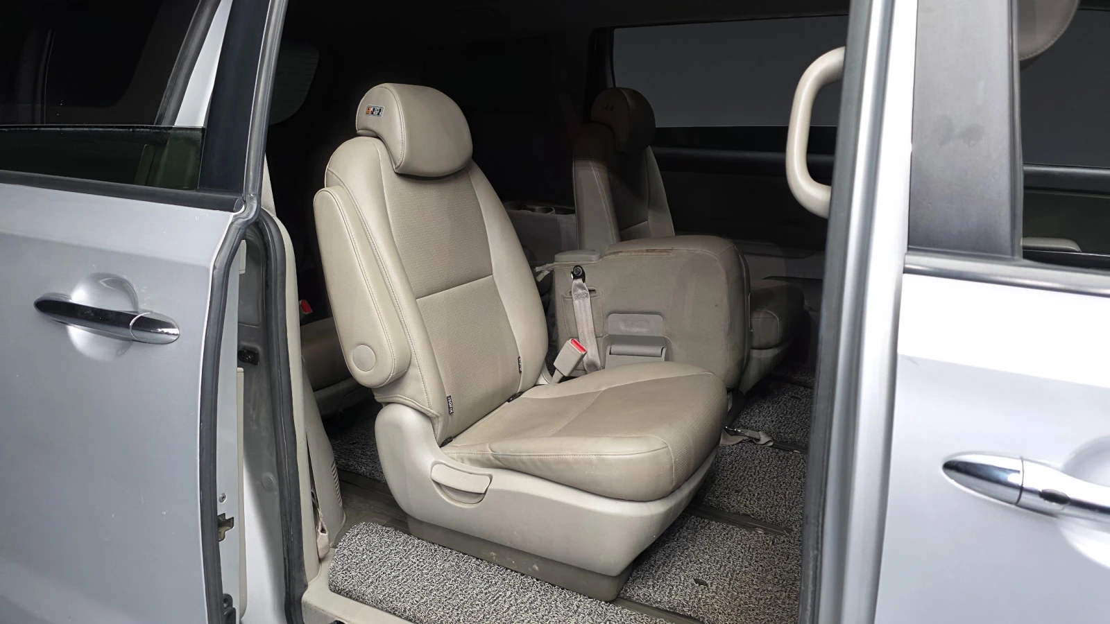 Kia Carnival DELUXE 2.2* ПОДГРЕВ СЕДАЛКИ * hellascars.bg * , снимка 15 - Автомобили и джипове - 55596358