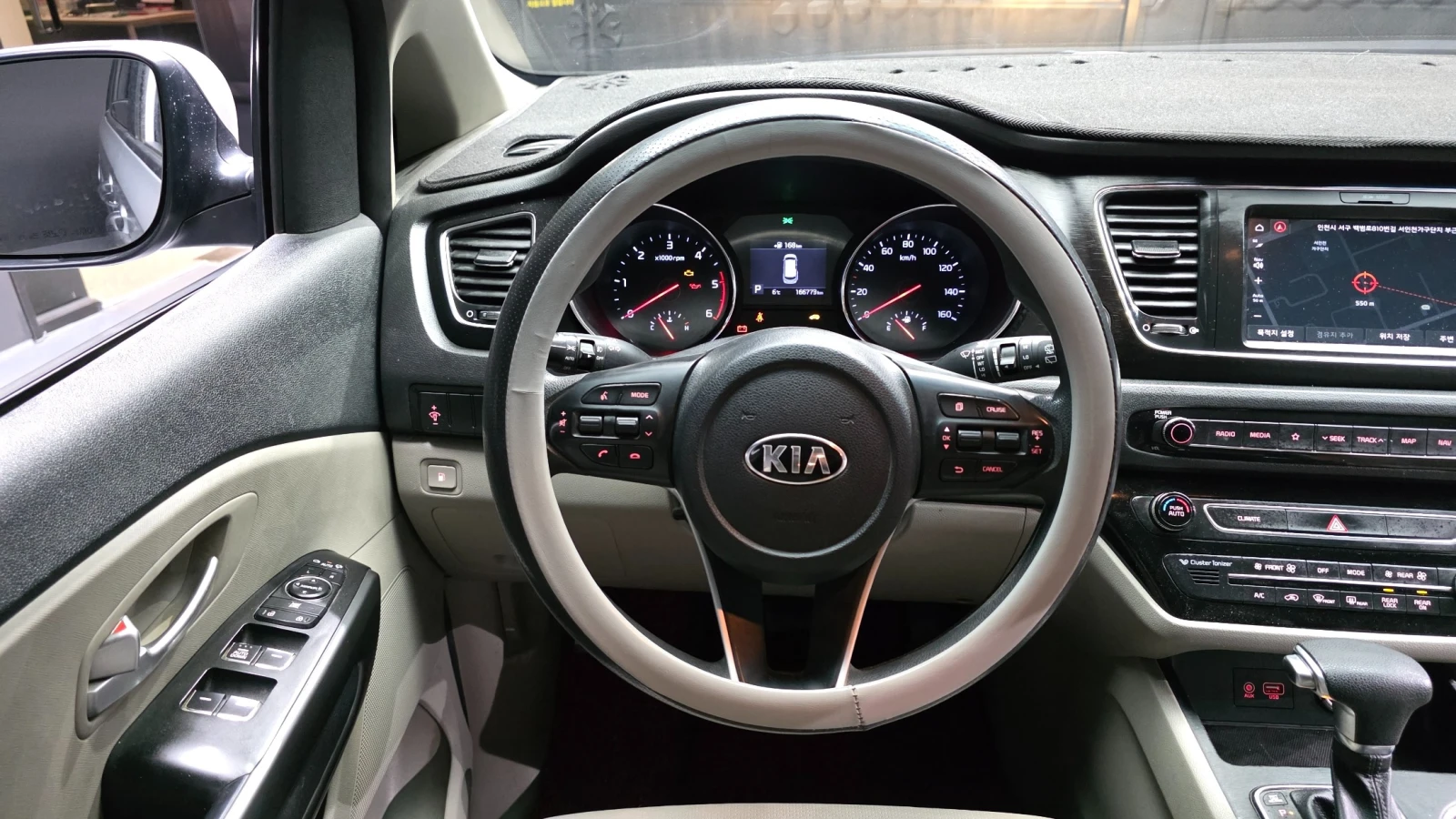 Kia Carnival DELUXE 2.2* ПОДГРЕВ СЕДАЛКИ * hellascars.bg * , снимка 8 - Автомобили и джипове - 55596358
