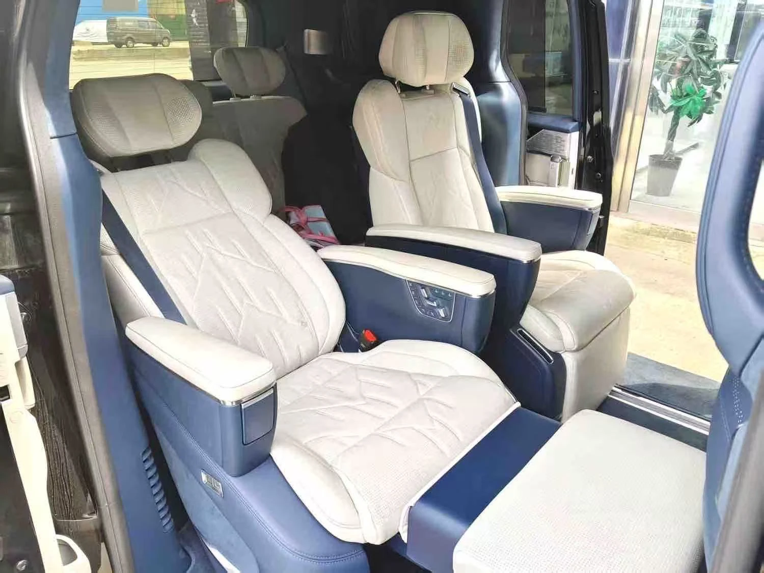 Zeekr 009 ZEEKR 009 LONG RANGE | 140 kWh | 850 KM CLTC | LUX | Mobile.bg � ����������� 7