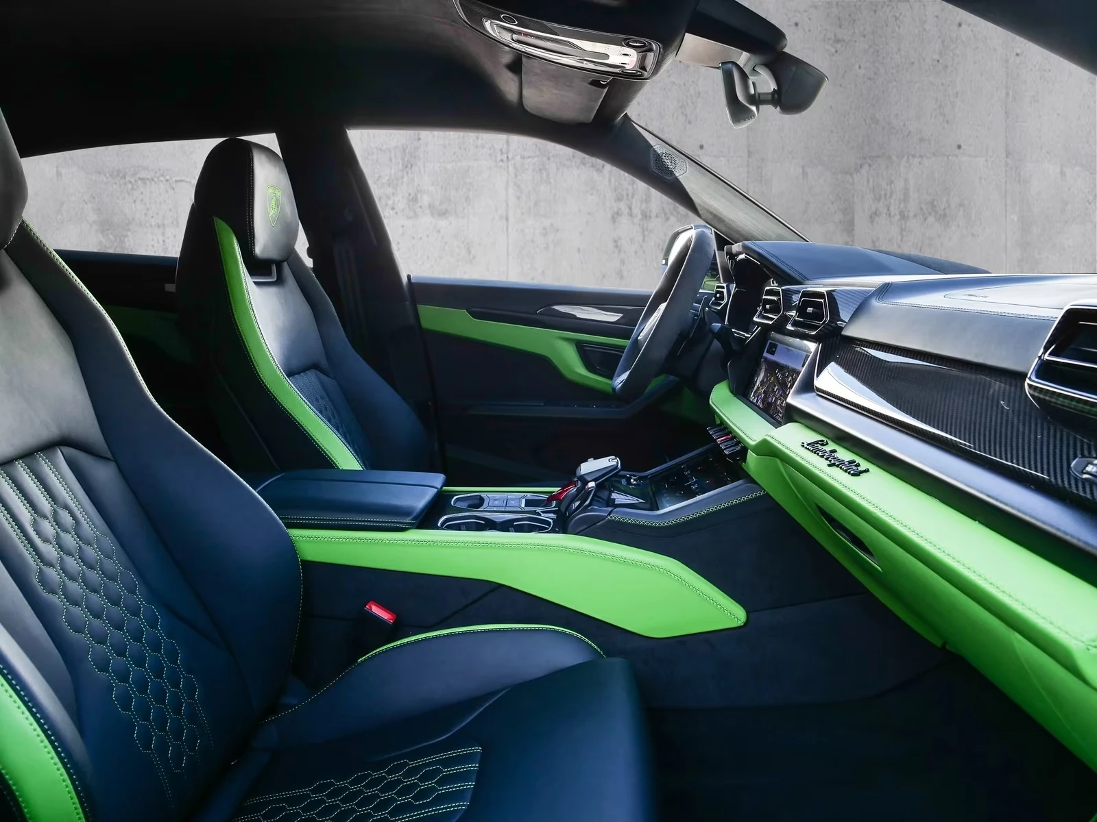 Lamborghini Urus SE / FACELIFT / PLUG-IN / CARBON / B&O / HUD /, снимка 16 - Автомобили и джипове - 54878949