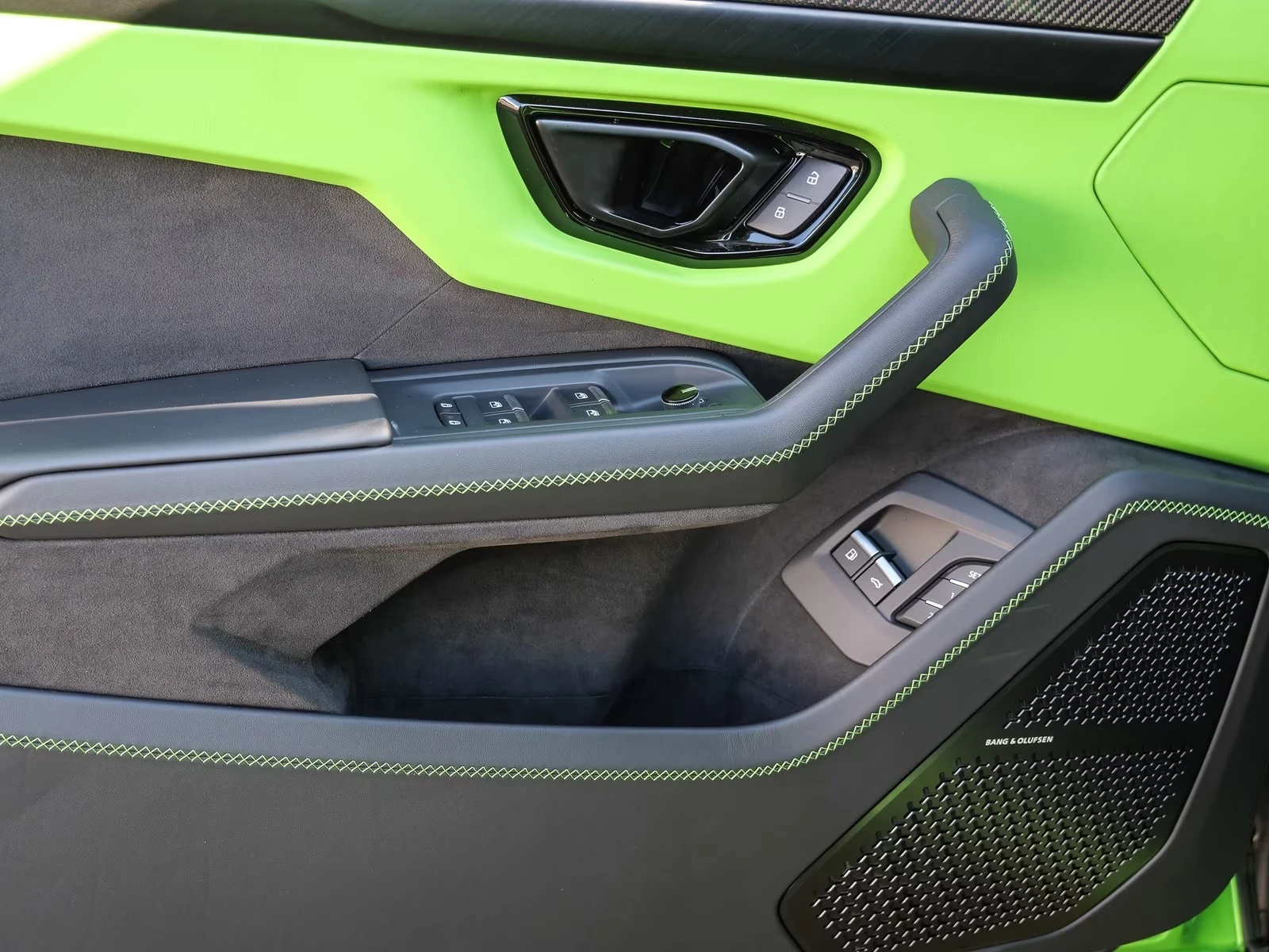 Lamborghini Urus SE / FACELIFT / PLUG-IN / CARBON / B&O / HUD /, снимка 7 - Автомобили и джипове - 54878949