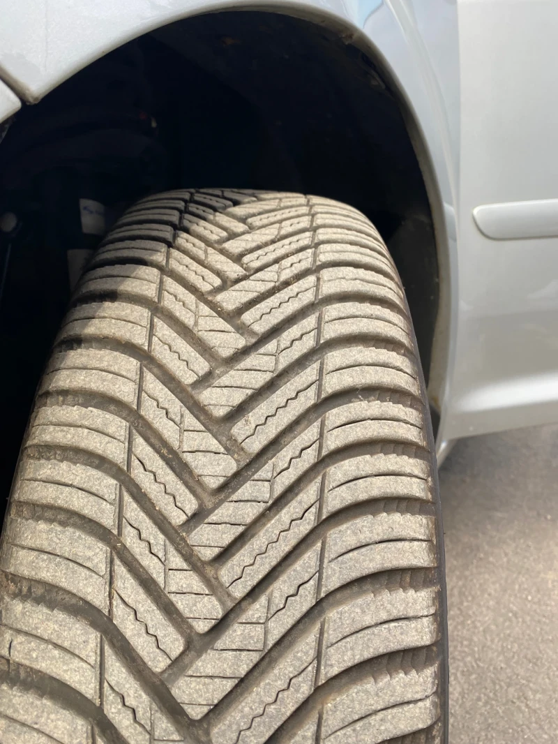 VW Touran, снимка 10 - Автомобили и джипове - 53147140