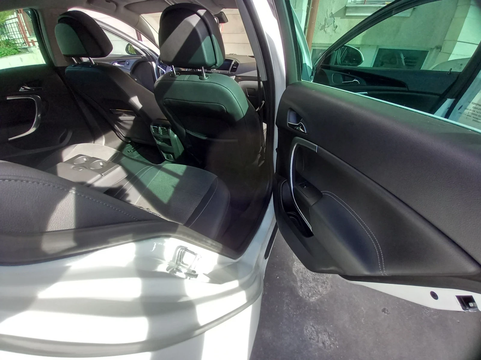 Opel Insignia 2.0 CDTI // 4х4, снимка 14 - Автомобили и джипове - 54736742