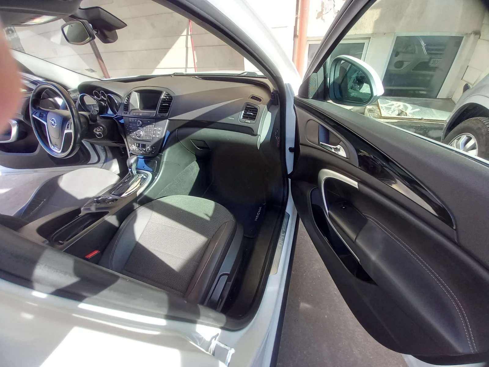 Opel Insignia 2.0 CDTI // 4х4, снимка 13 - Автомобили и джипове - 54736742