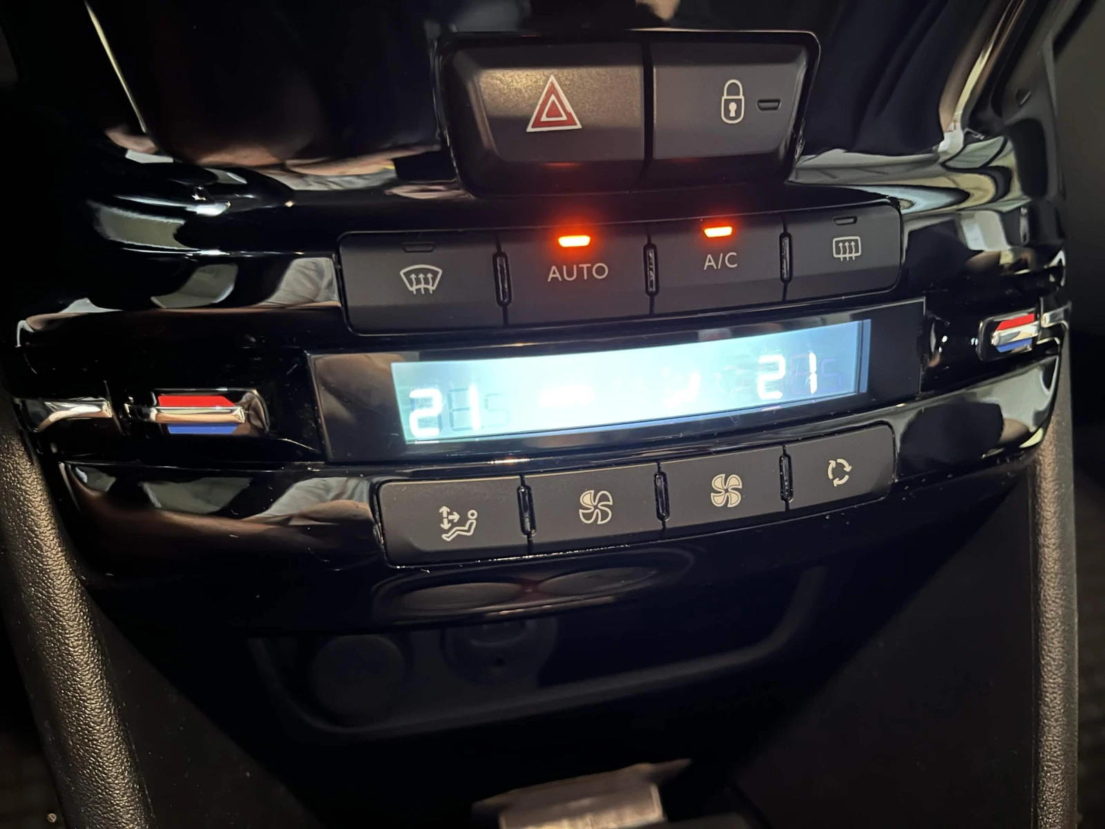 Peugeot 2008 PureTech, снимка 9 - Автомобили и джипове - 55161270