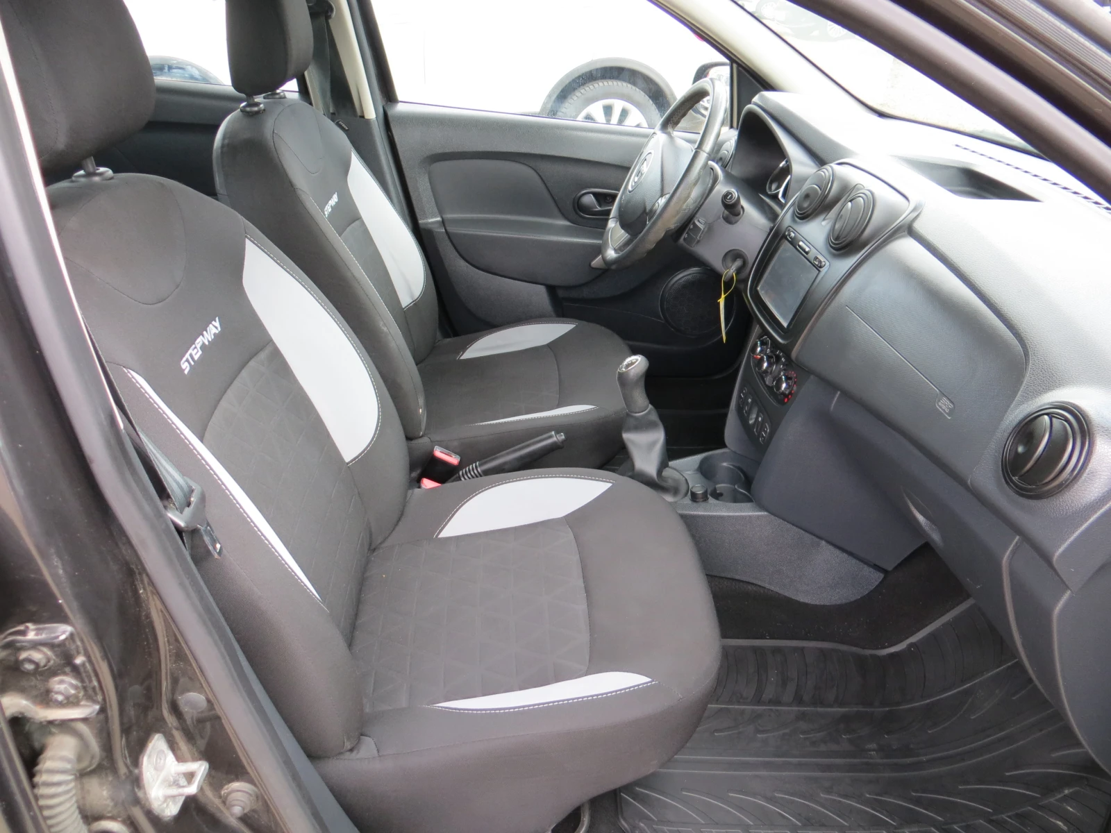 Dacia Sandero 0.9I-90kc.-навигация, снимка 16 - Автомобили и джипове - 56099307