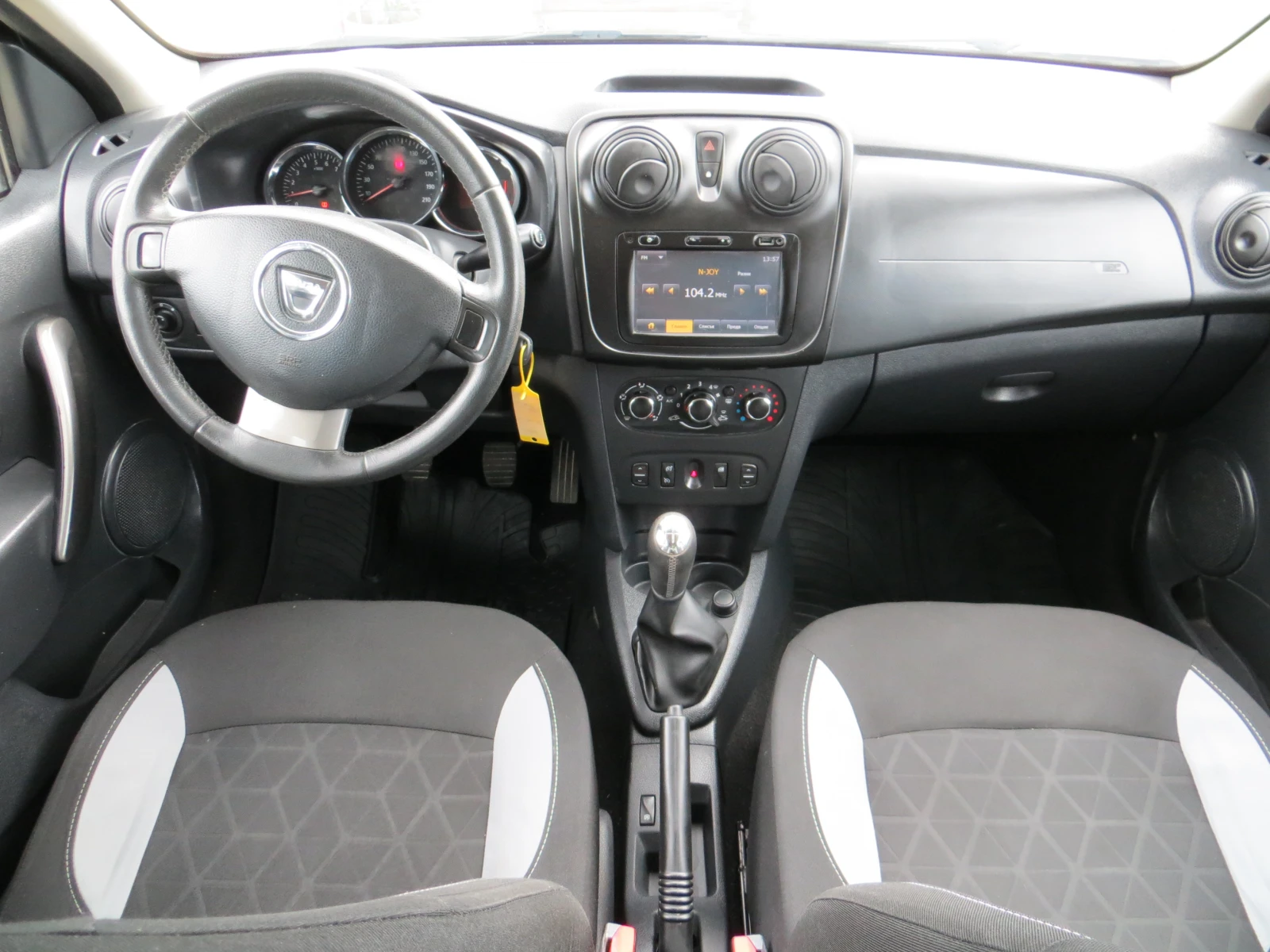 Dacia Sandero 0.9I-90kc.-навигация, снимка 14 - Автомобили и джипове - 56099307