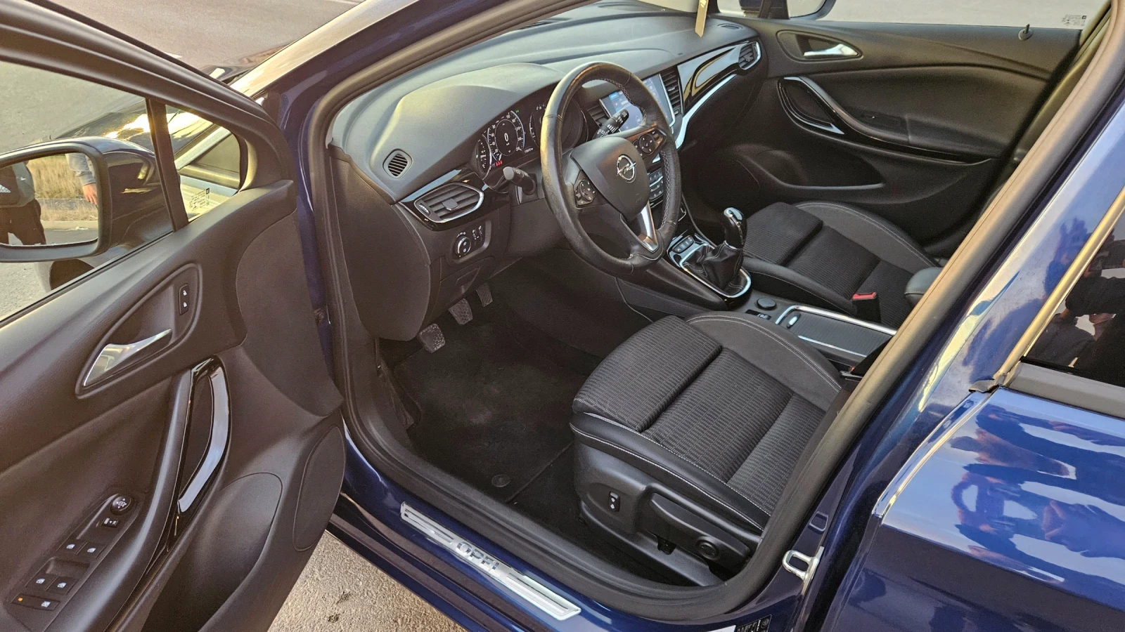 Opel Astra 1.5TDCI, снимка 9 - Автомобили и джипове - 56306354