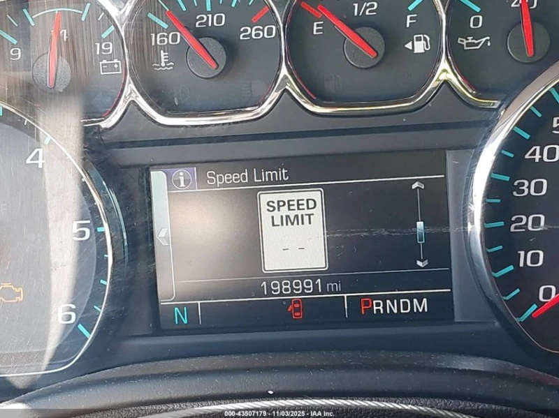 Chevrolet Suburban 5.3L V-8 DI, VVT, 355HP 4X2 Drive, снимка 7 - Автомобили и джипове - 53077867