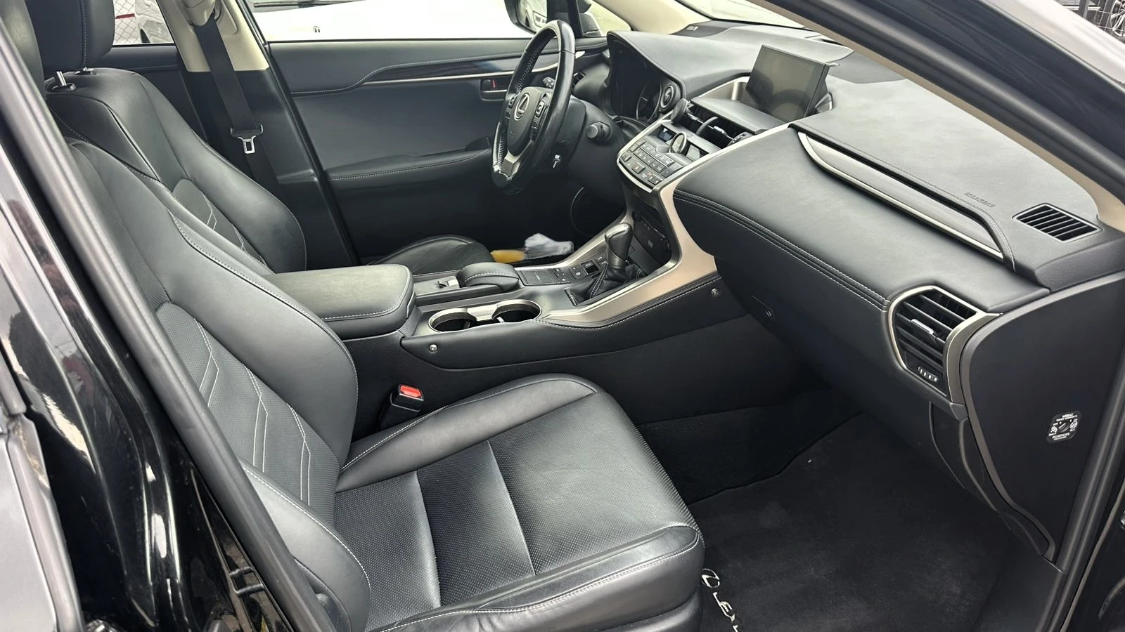 Lexus NX 300h 2.5 Hybrid, снимка 9 - Автомобили и джипове - 54111136