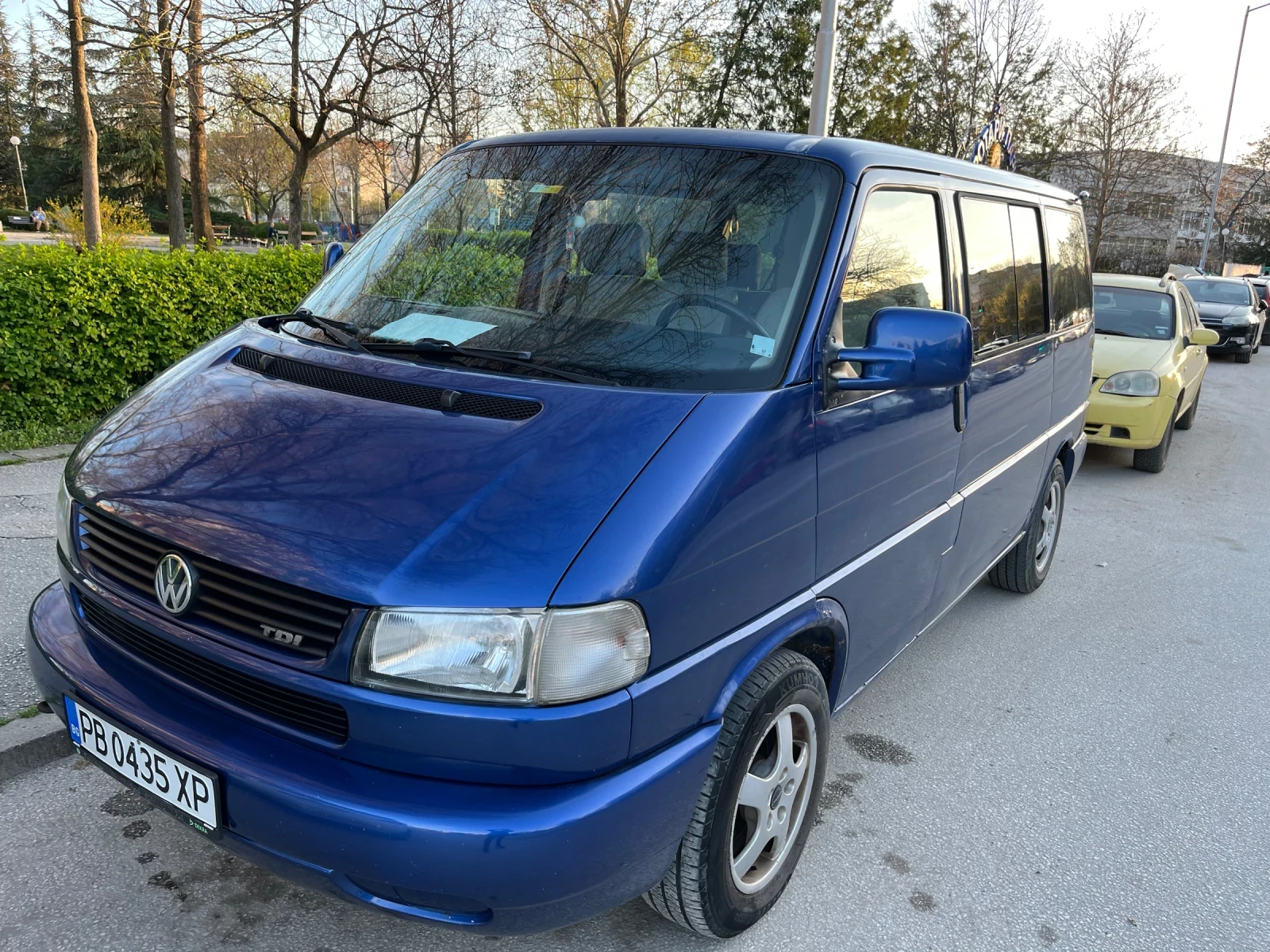 VW Caravelle, снимка 2 - Бусове и автобуси - 56350519
