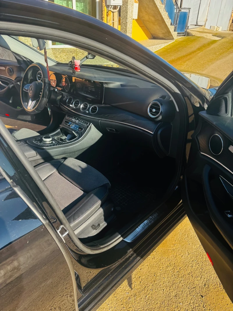 Mercedes-Benz E 220 Топ Уникат, снимка 11 - Автомобили и джипове - 52756276