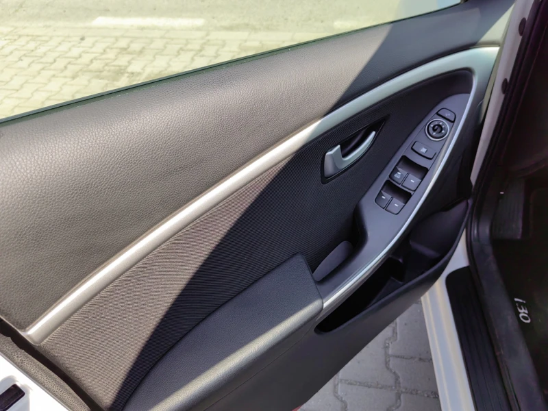Hyundai I30 1.4i Gaz, снимка 15 - Автомобили и джипове - 52964751