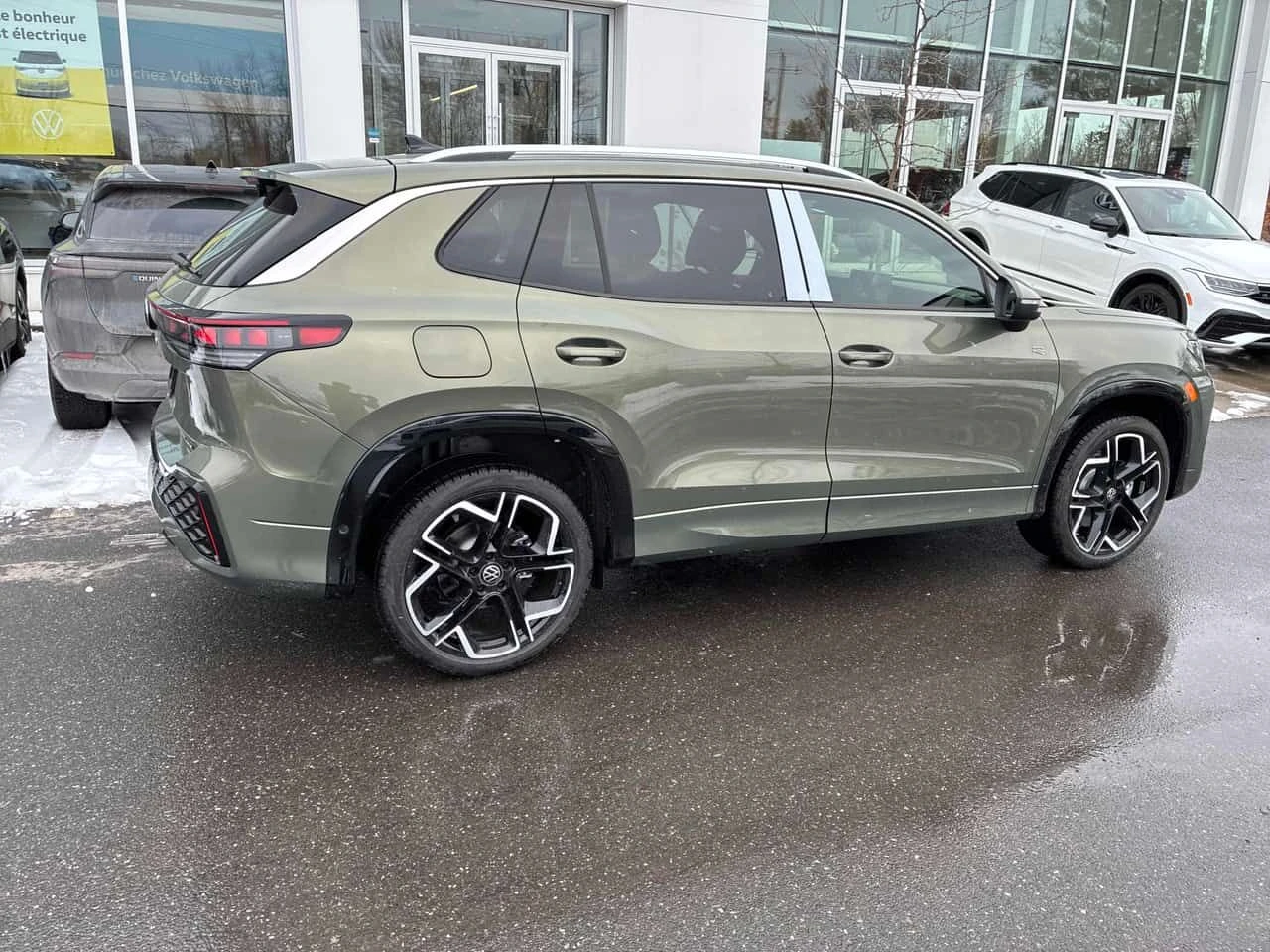 VW Tiguan  Highline R Line / ЧИСТО НОВ ! 23 КИЛОМЕТРА ПРОБЕГ, снимка 3 - Автомобили и джипове - 53958457