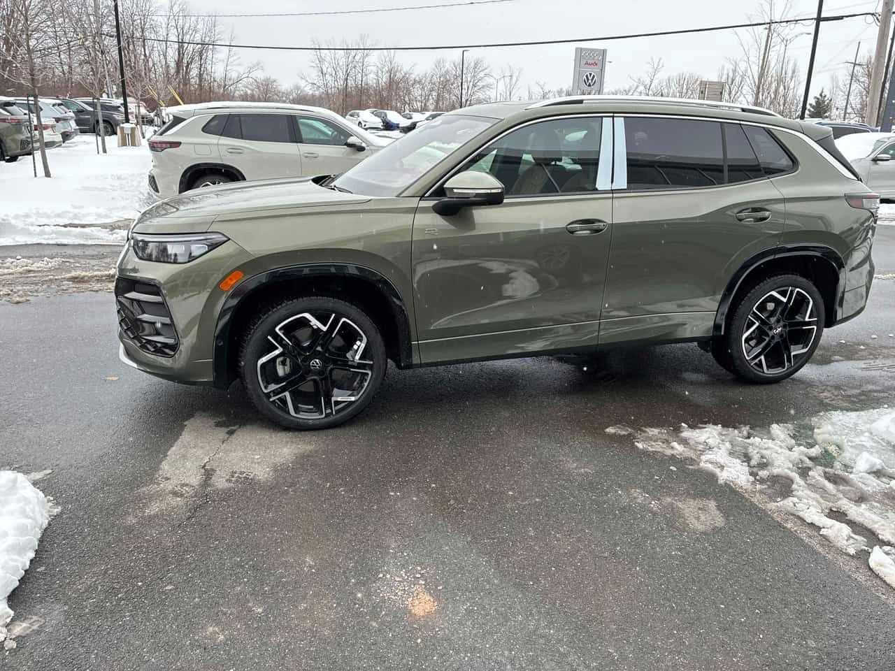 VW Tiguan  Highline R Line / ЧИСТО НОВ ! 23 КИЛОМЕТРА ПРОБЕГ, снимка 2 - Автомобили и джипове - 53958457