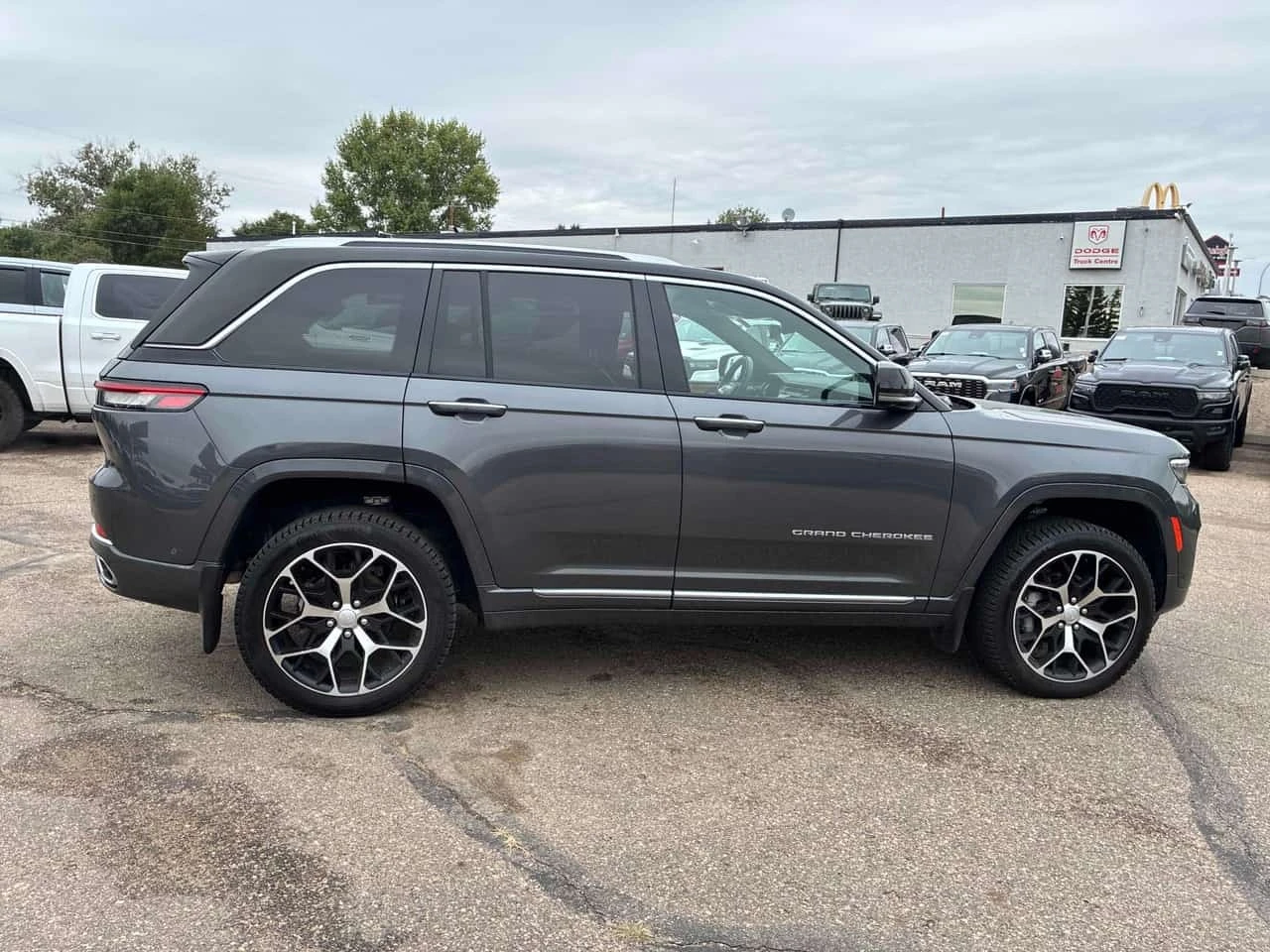 Jeep Grand cherokee Summit Reserve| HUD| ОБДУХ| 360| ПАМЕТ| , снимка 3 - Автомобили и джипове - 56163807