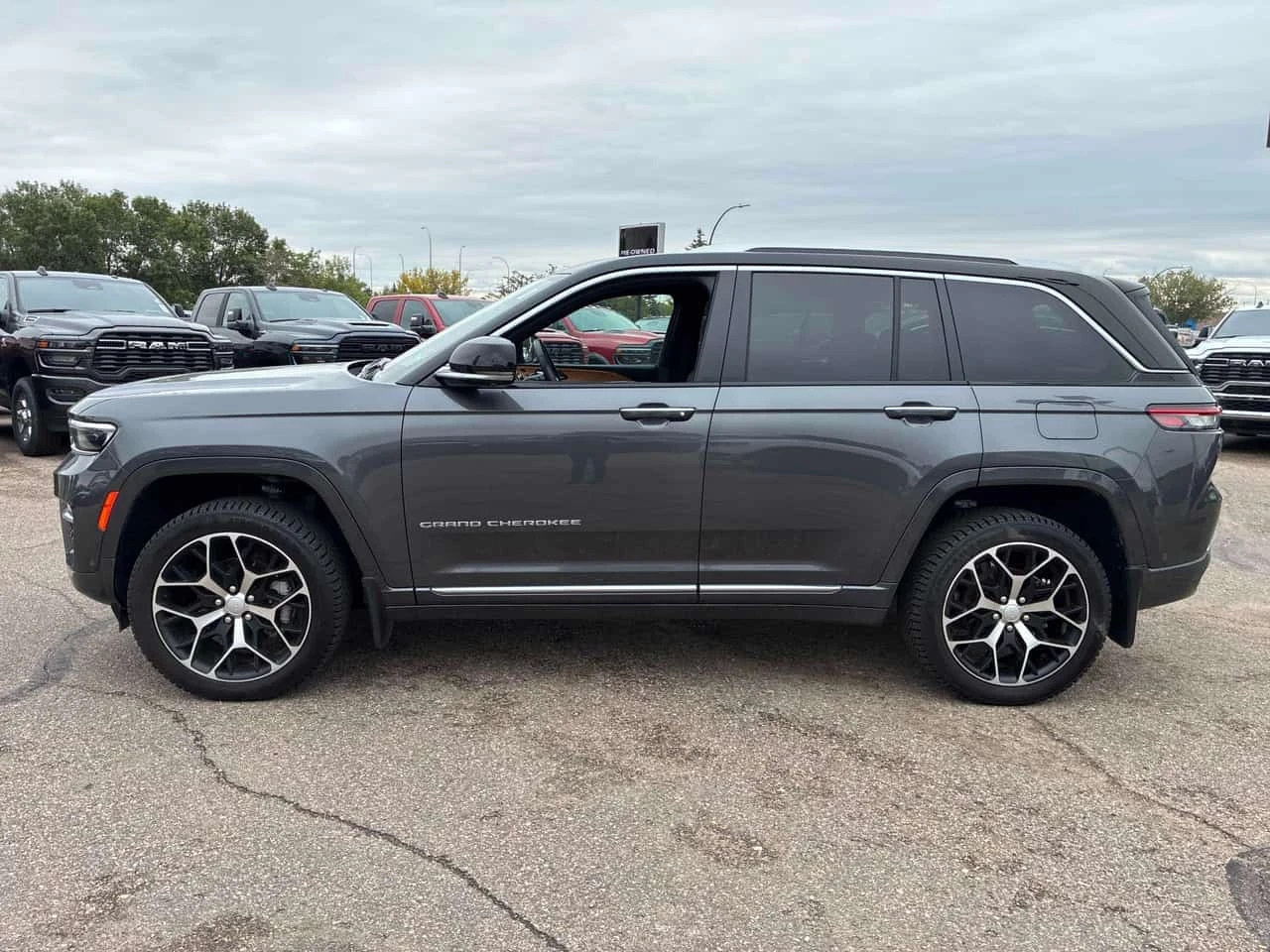 Jeep Grand cherokee Summit Reserve| HUD| ОБДУХ| 360| ПАМЕТ| , снимка 2 - Автомобили и джипове - 56163807