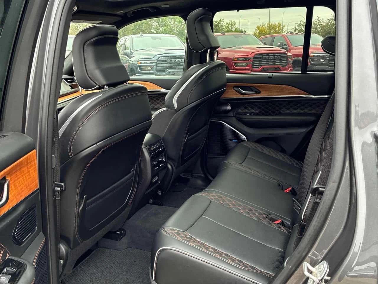 Jeep Grand cherokee Summit Reserve| HUD| ОБДУХ| 360| ПАМЕТ| , снимка 15 - Автомобили и джипове - 56163807