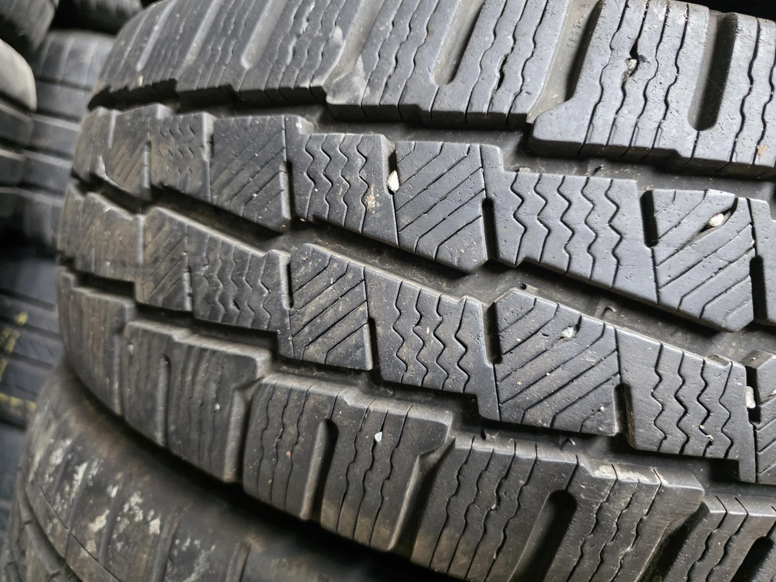 Гуми Зимни 215/60R17, снимка 2 - Гуми и джанти - 56724948