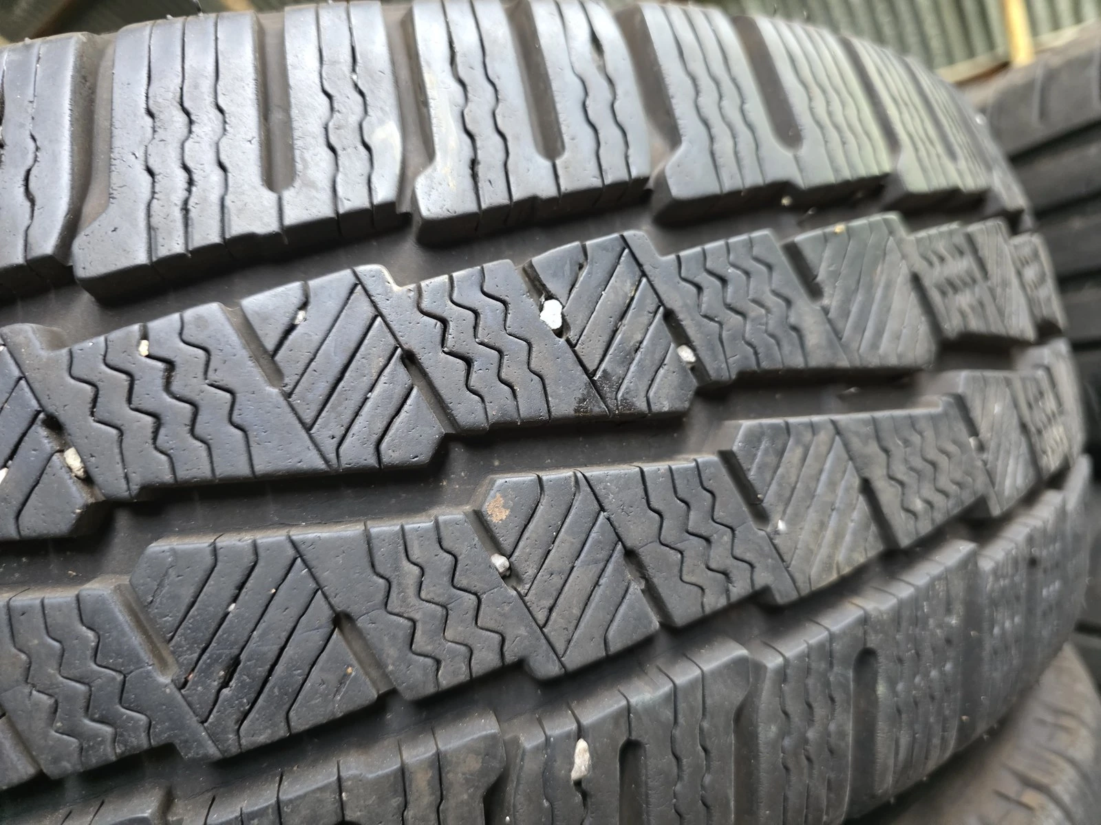 Гуми Зимни 215/60R17, снимка 4 - Гуми и джанти - 56724948
