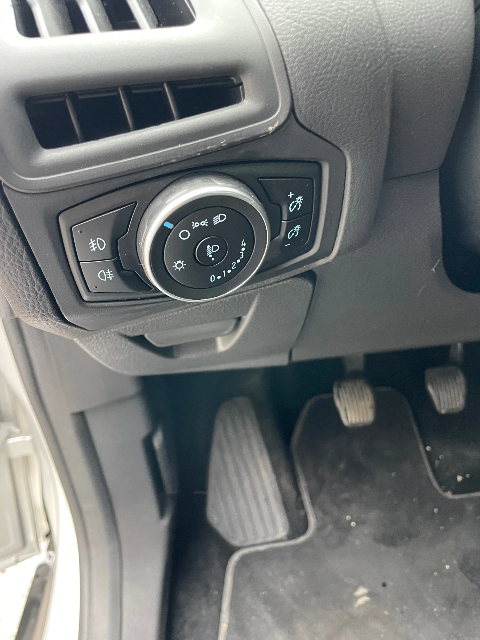 Ford Focus 1.5 TDCI 120 CV StarteStop SW Titanium X, снимка 15 - Автомобили и джипове - 53833312