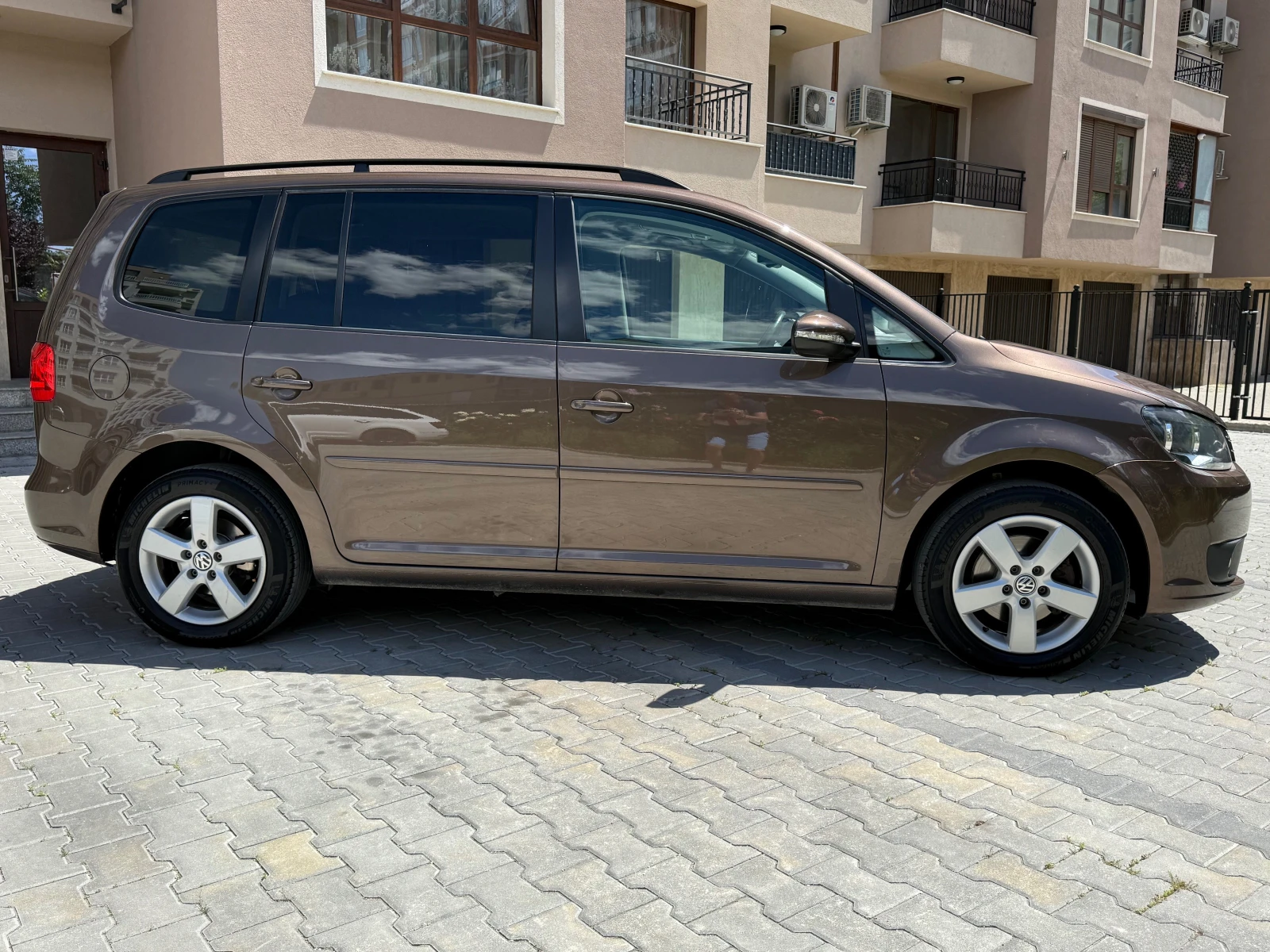 VW Touran ЕВРО 5 #ПЕРФЕКТЕН#ПОДГРЕВ СЕДАЛКИ #КЛИМАТРОНИК, снимка 4 - Автомобили и джипове - 54712669