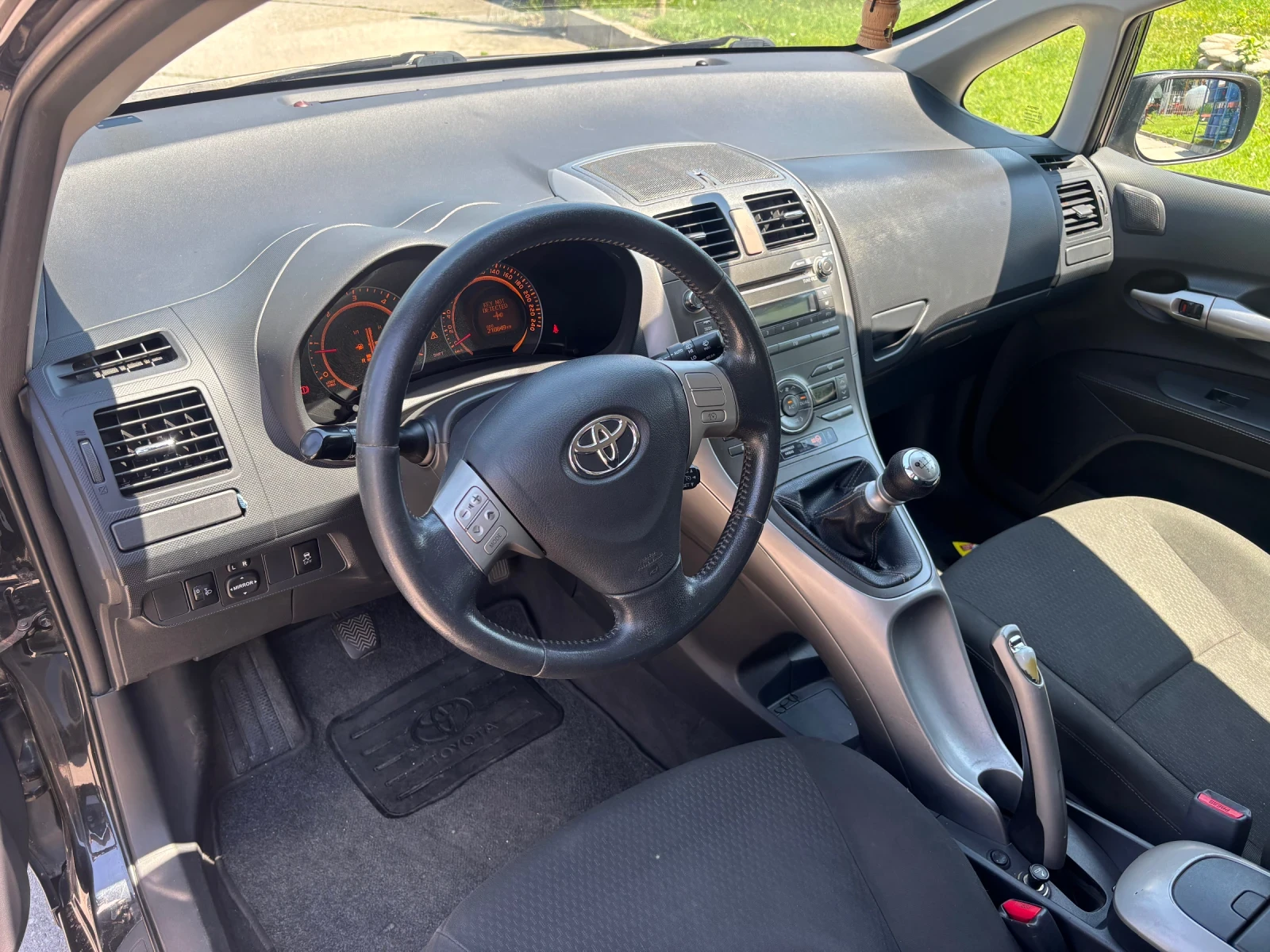 Toyota Auris, снимка 9 - Автомобили и джипове - 54833267