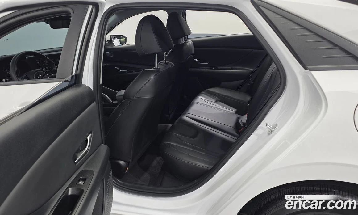 Hyundai Elantra 1.6 Smart, снимка 17 - Автомобили и джипове - 56155763
