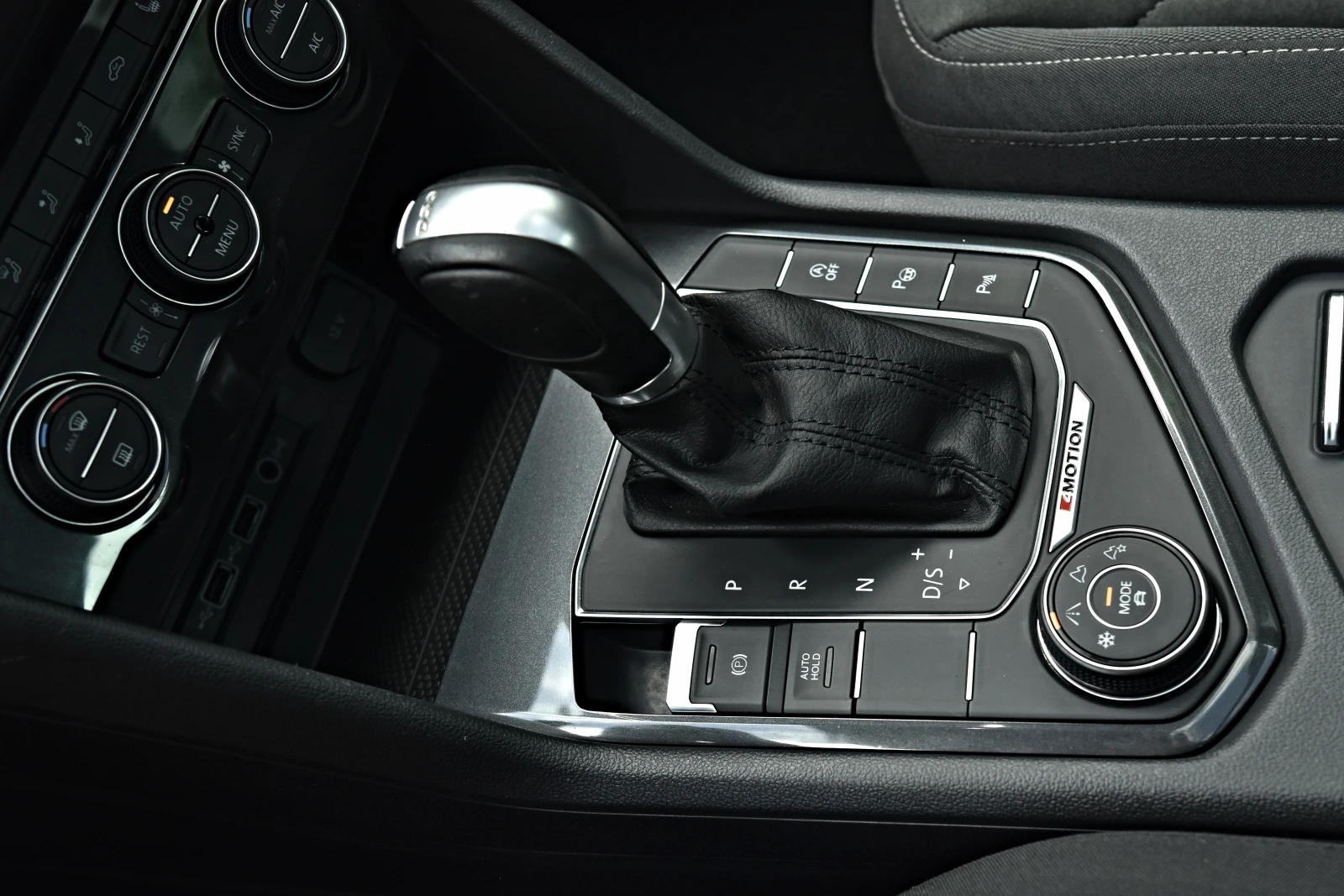 VW Tiguan 2.0TDI/R Line/4motion/ACC/Camera/Massage/Panorama - изображение 10