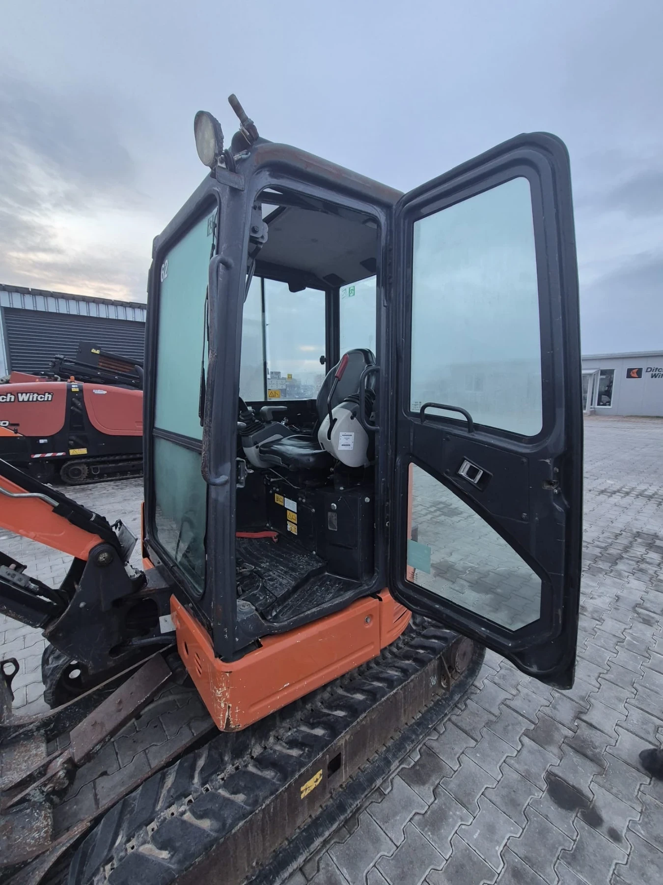 Багер Hitachi ZX26U-5A НАЛИЧЕН, снимка 2 - Индустриална техника - 53806176